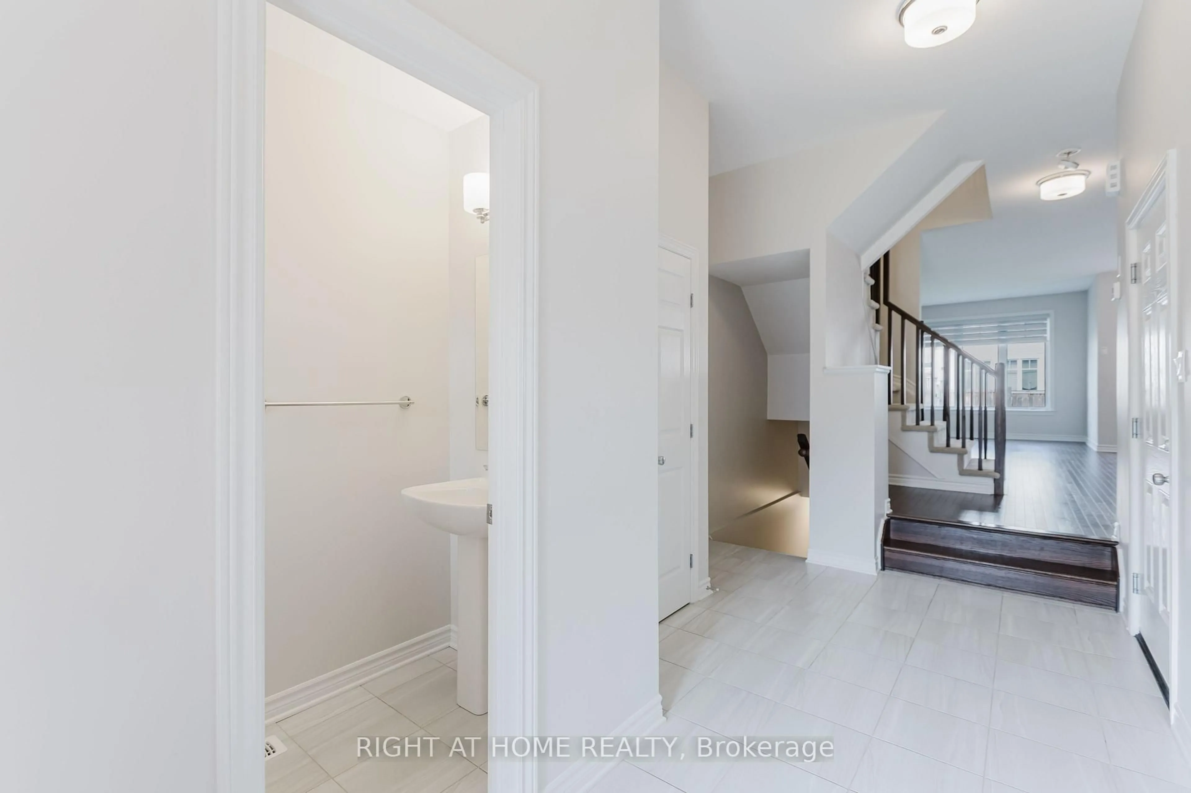 Indoor entryway for 515 Muscari St, Ottawa Ontario K1T 0S3