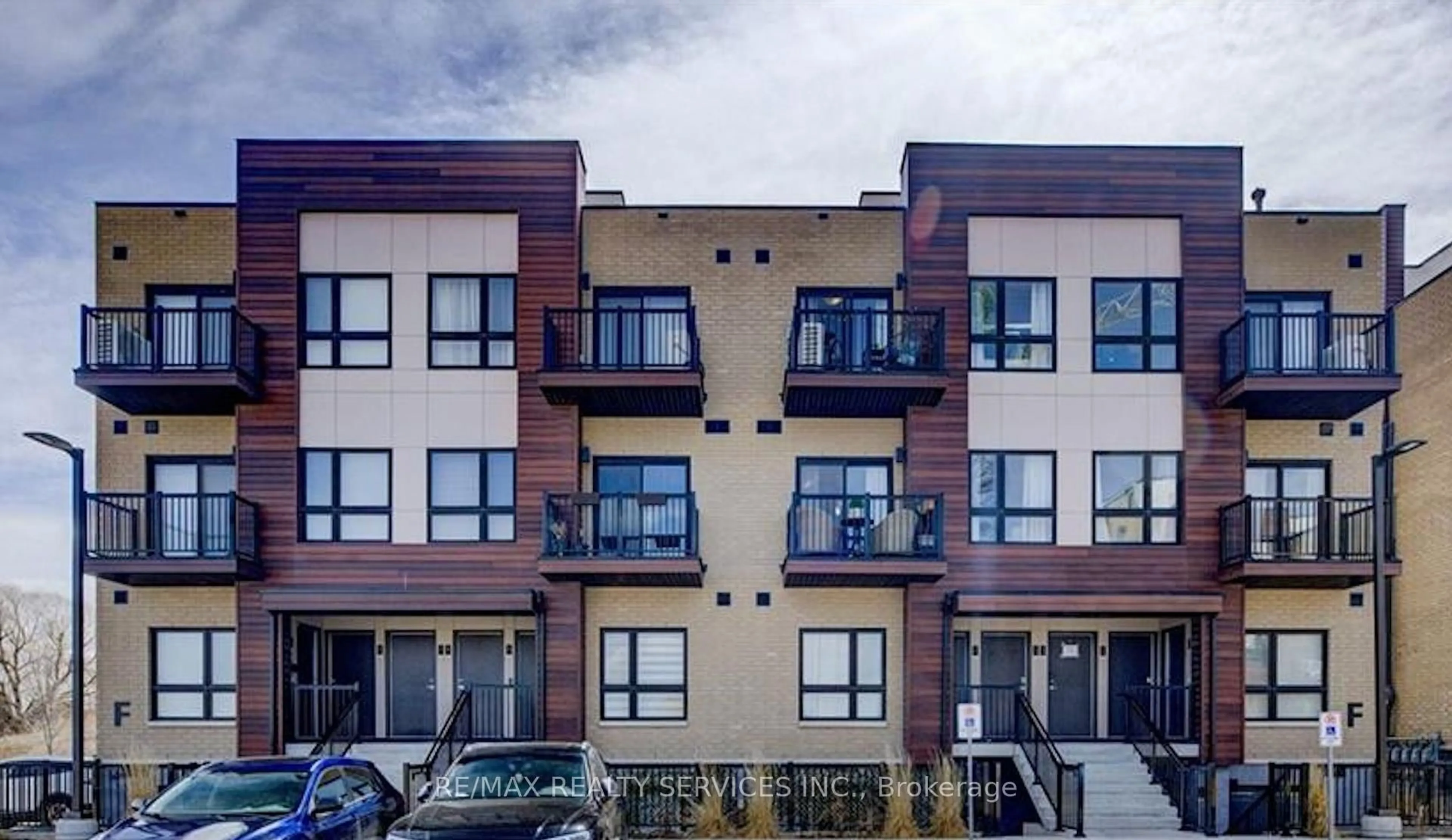 A pic from outside/outdoor area/front of a property/back of a property/a pic from drone, building for 10 Palace St #B9, Kitchener Ontario N3E 0J3