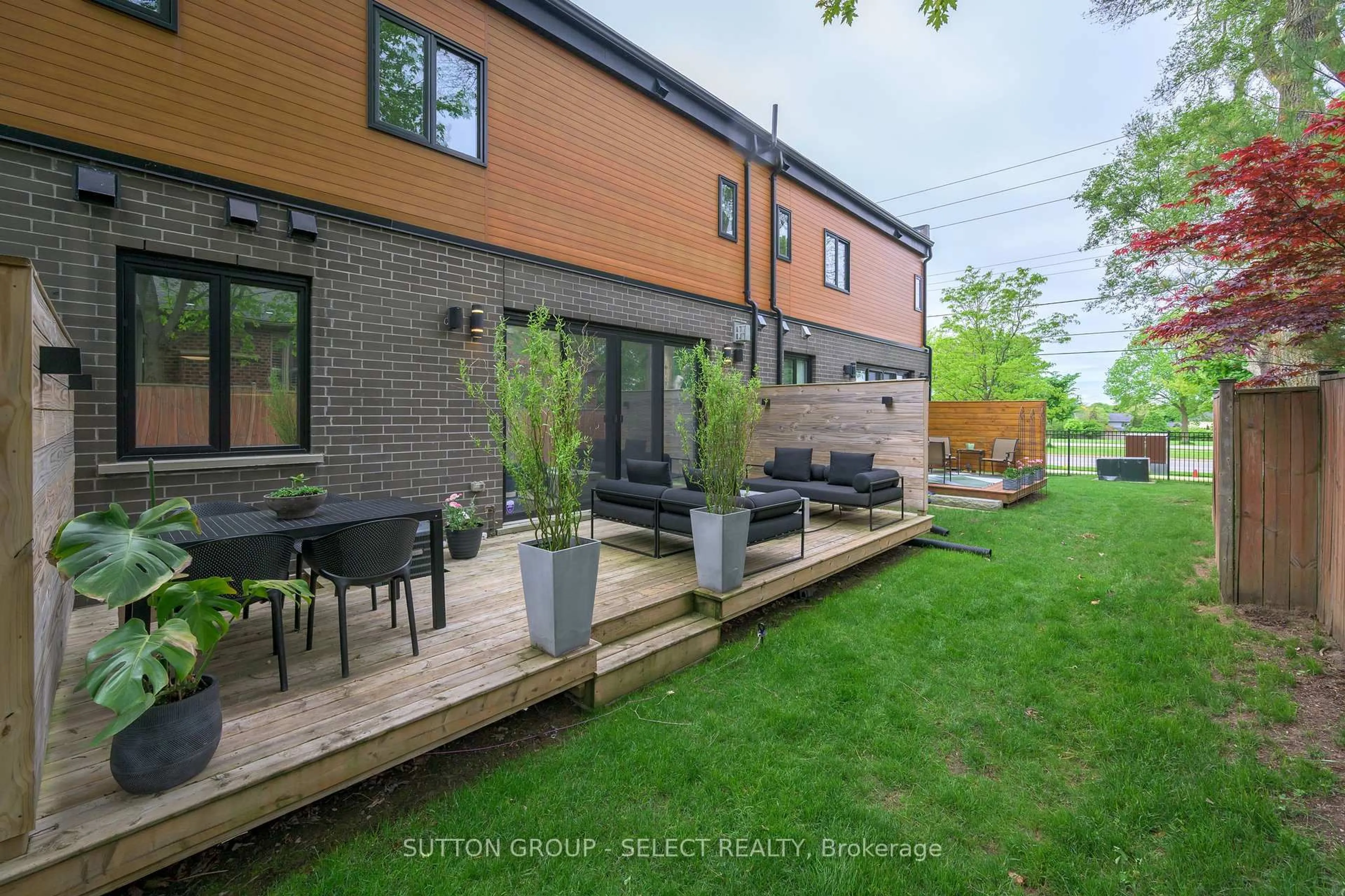 Patio, street for 433 Hyde Park Rd #4, London North Ontario N6H 3R9