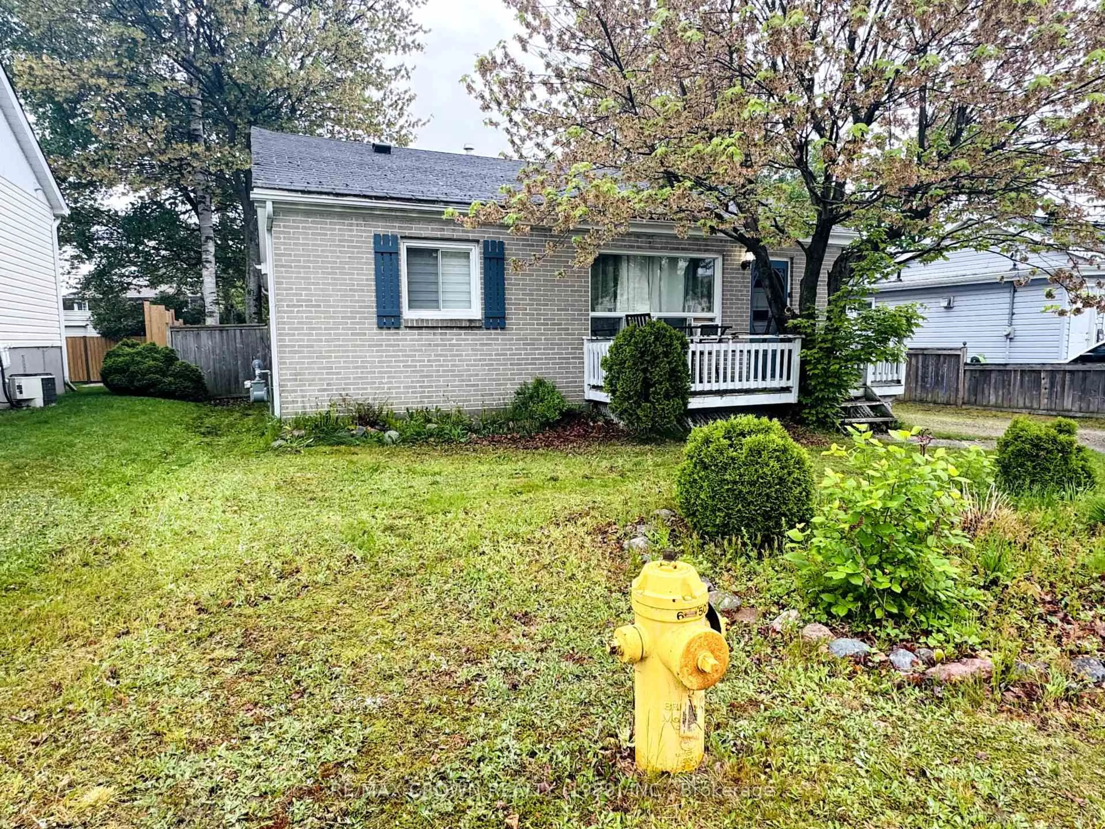 A pic from outside/outdoor area/front of a property/back of a property/a pic from drone, street for 539 Aberdeen Ave, North Bay Ontario P1B 7H6