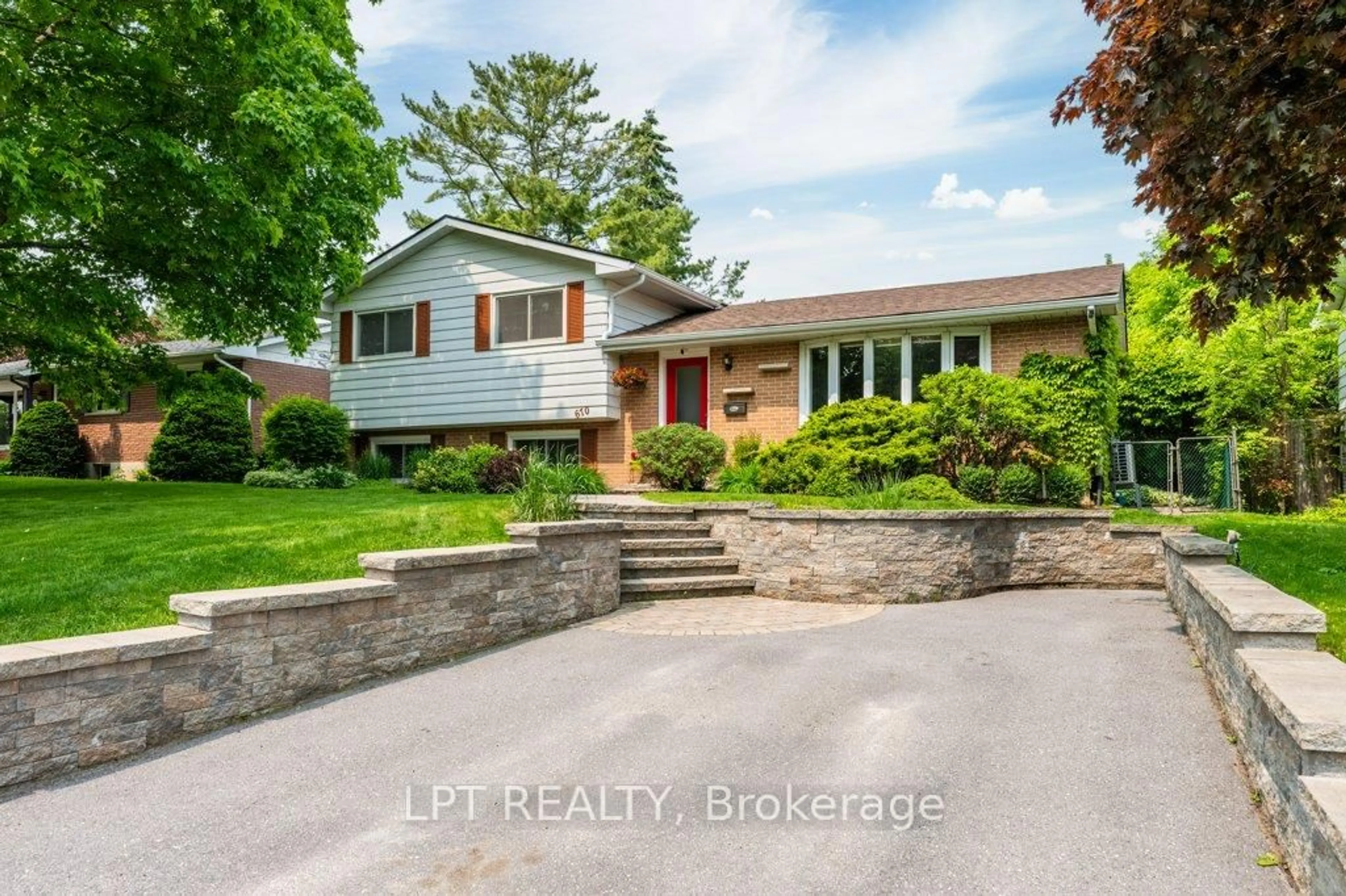 Unknown for 670 Sussex Blvd, Kingston Ontario K7M 5B1