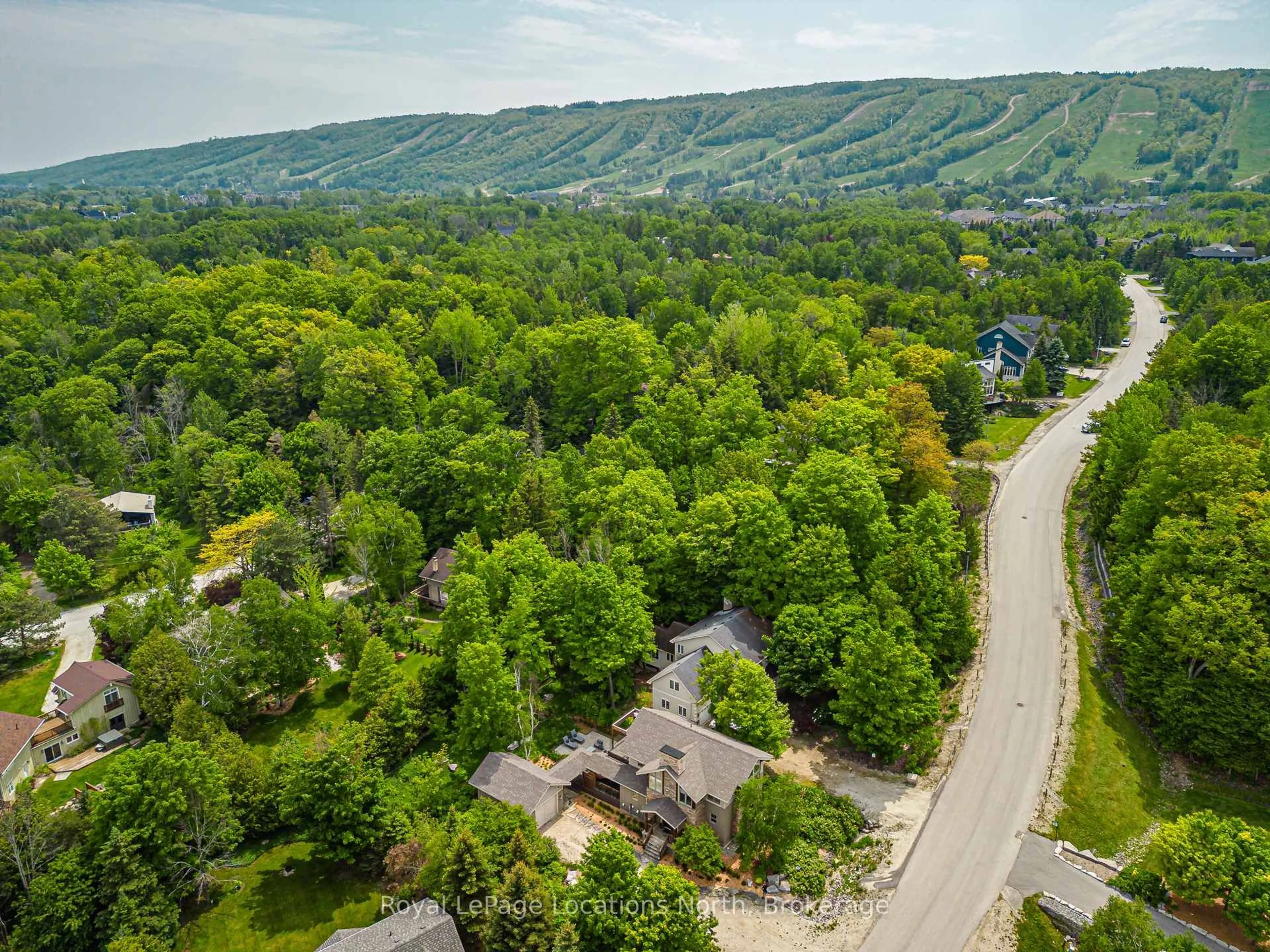 A pic from outside/outdoor area/front of a property/back of a property/a pic from drone, mountain view for 169 Aspen Way, Blue Mountains Ontario L9Y 0S7
