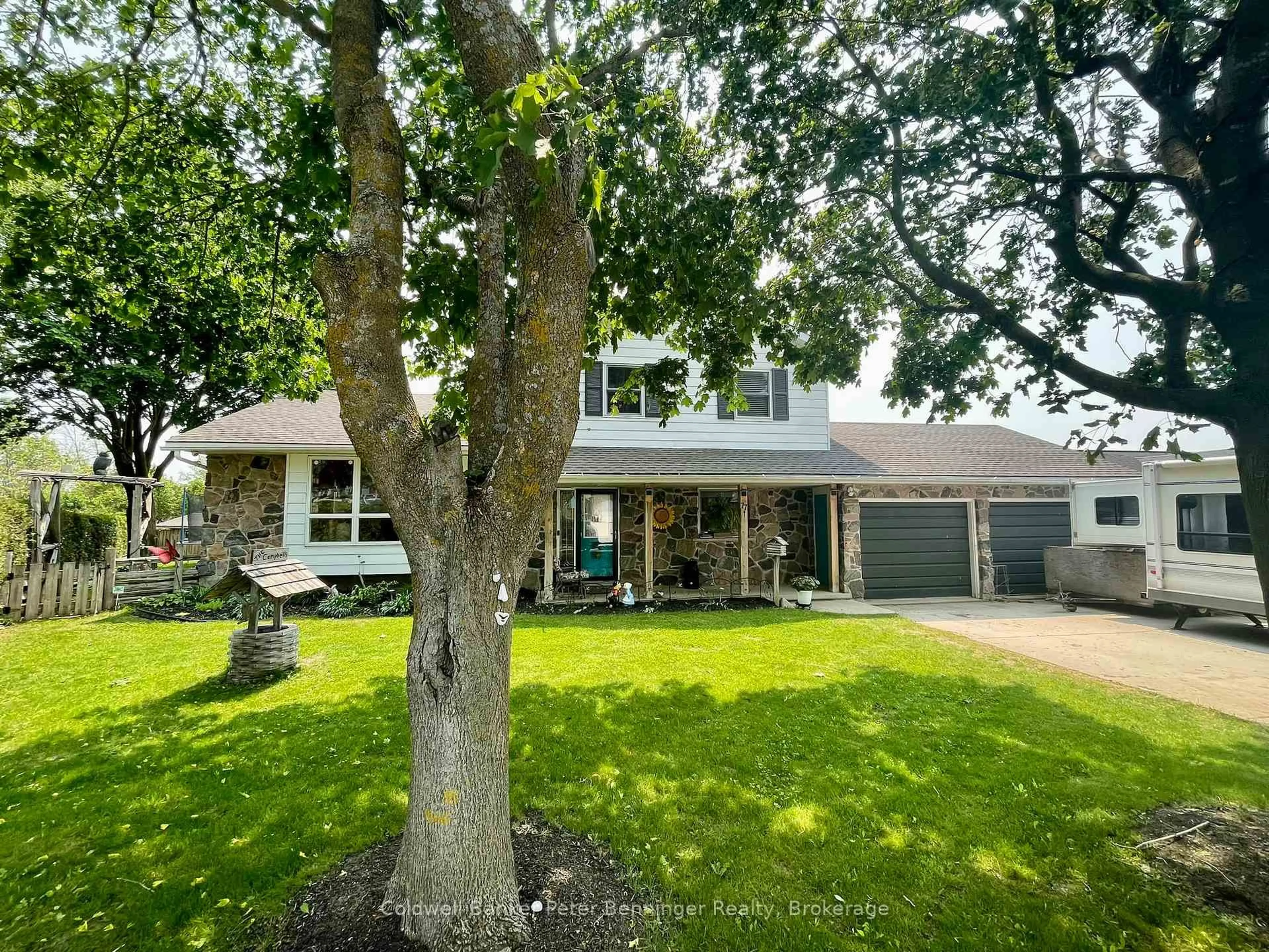 A pic from outside/outdoor area/front of a property/back of a property/a pic from drone, street for 77 2nd Street Cres, Hanover Ontario N4N 3K3