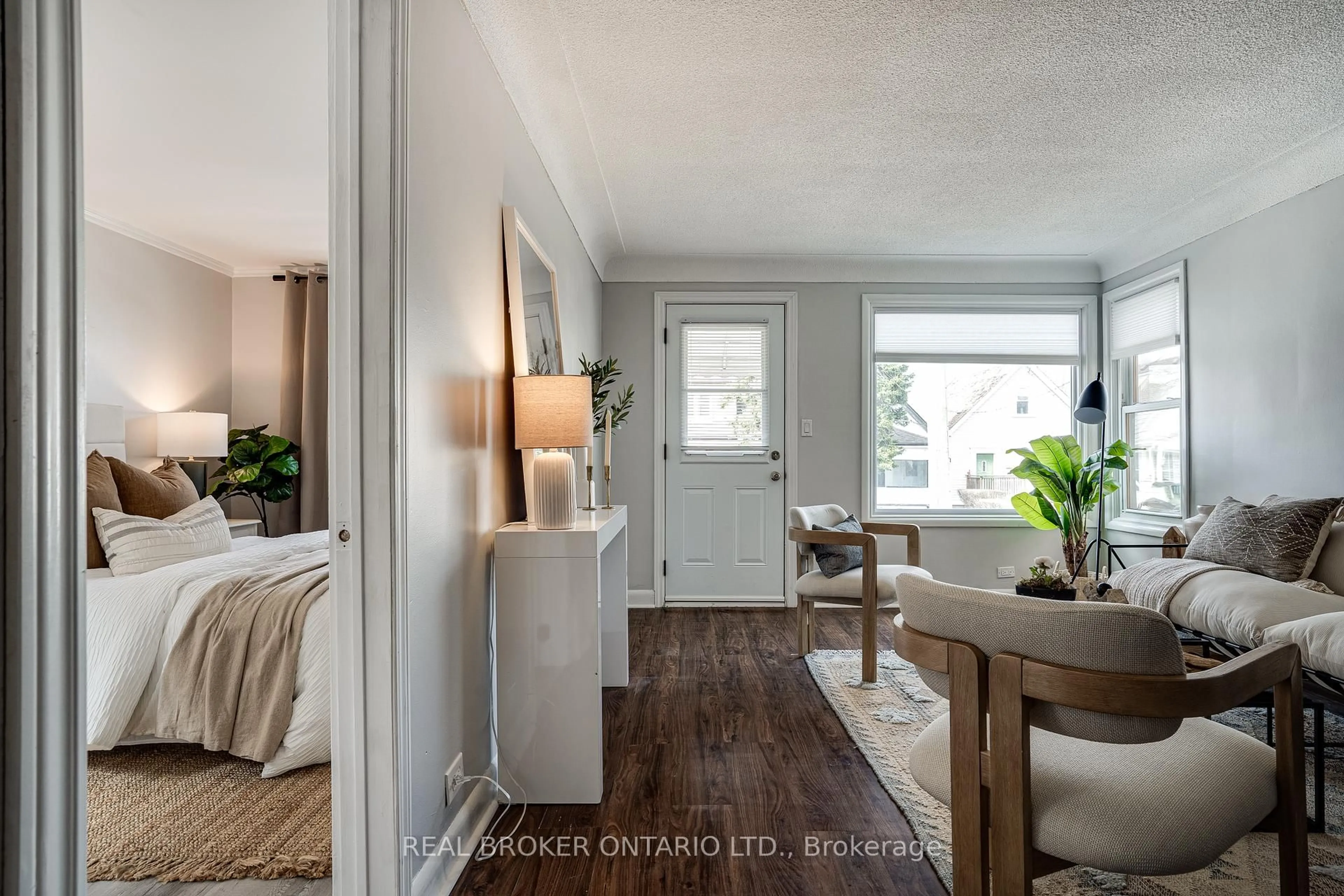 Indoor entryway for 77 East 24th St, Hamilton Ontario L8V 2X9