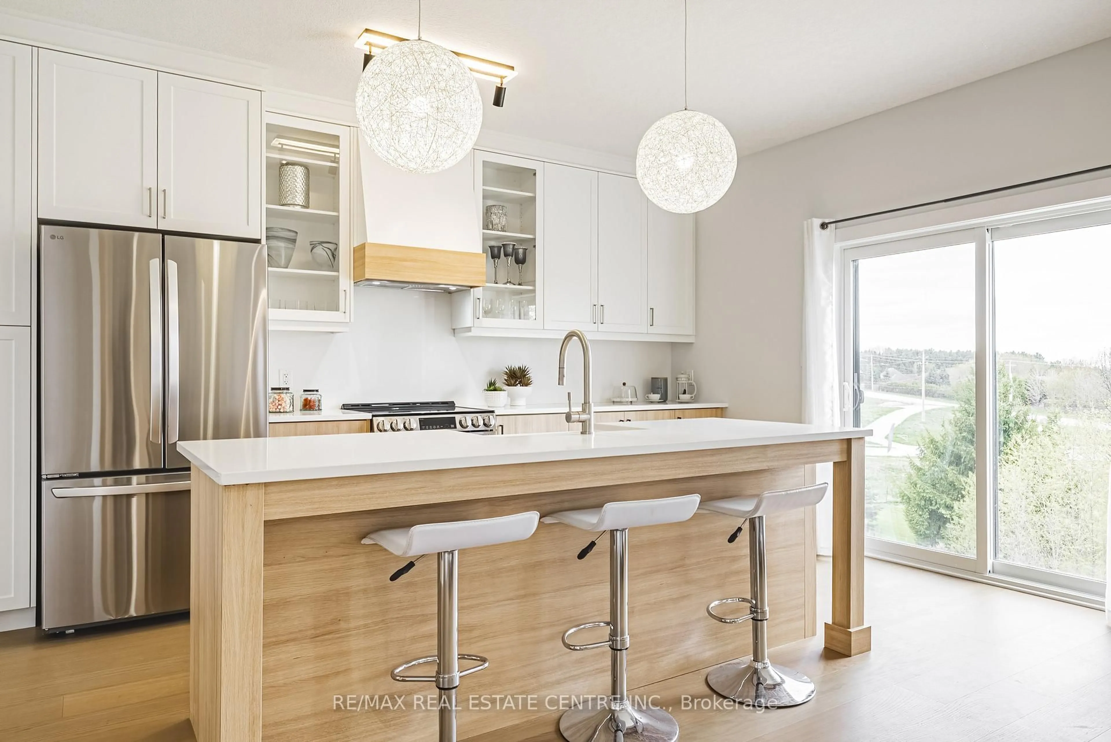 Contemporary kitchen, unknown for 546 Benninger Dr, Kitchener Ontario N2E 0C9