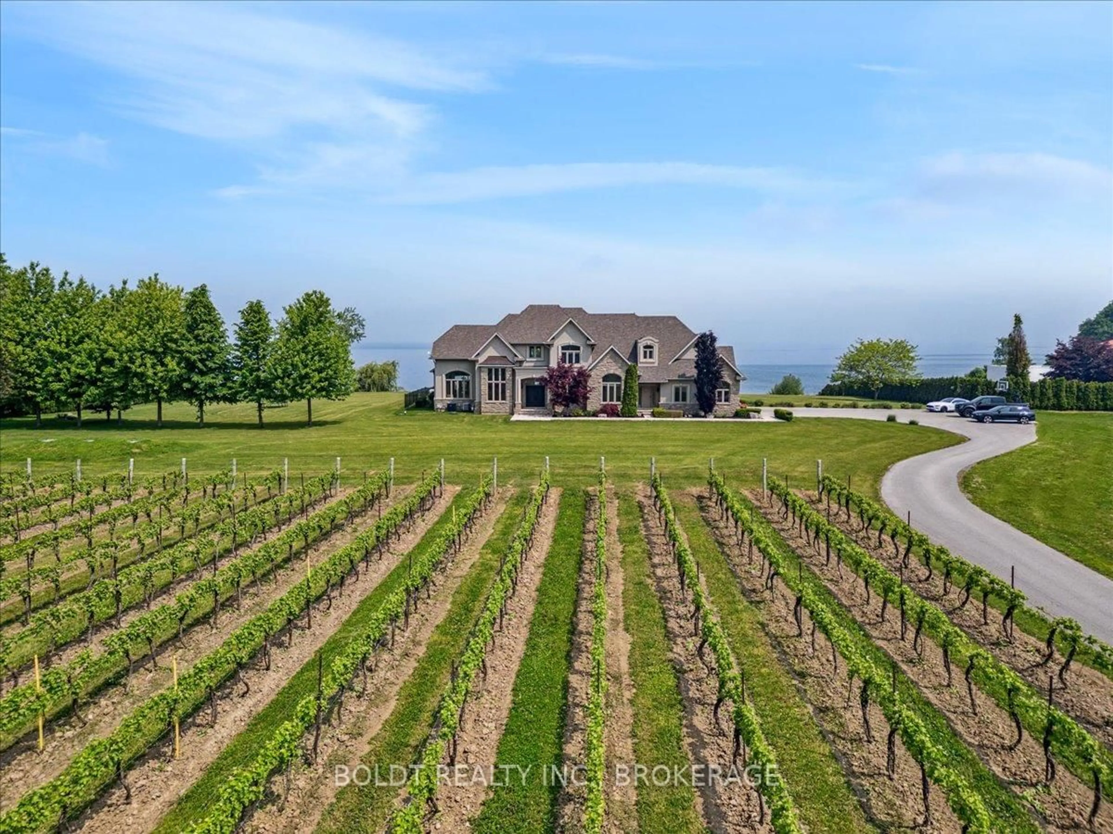 A pic from outside/outdoor area/front of a property/back of a property/a pic from drone, mountain view for 850 Lakeshore Rd, Niagara-on-the-Lake Ontario L0S 1J0