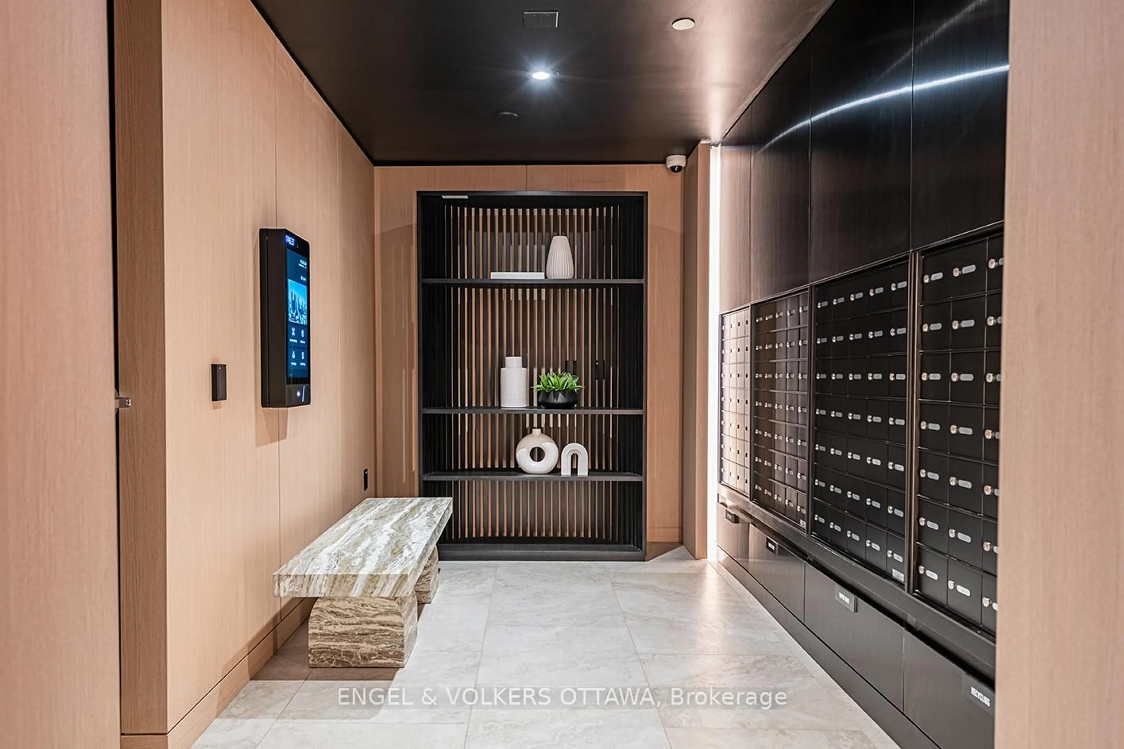 Indoor foyer for 10 James St #807, Ottawa Ontario K2P 1T2