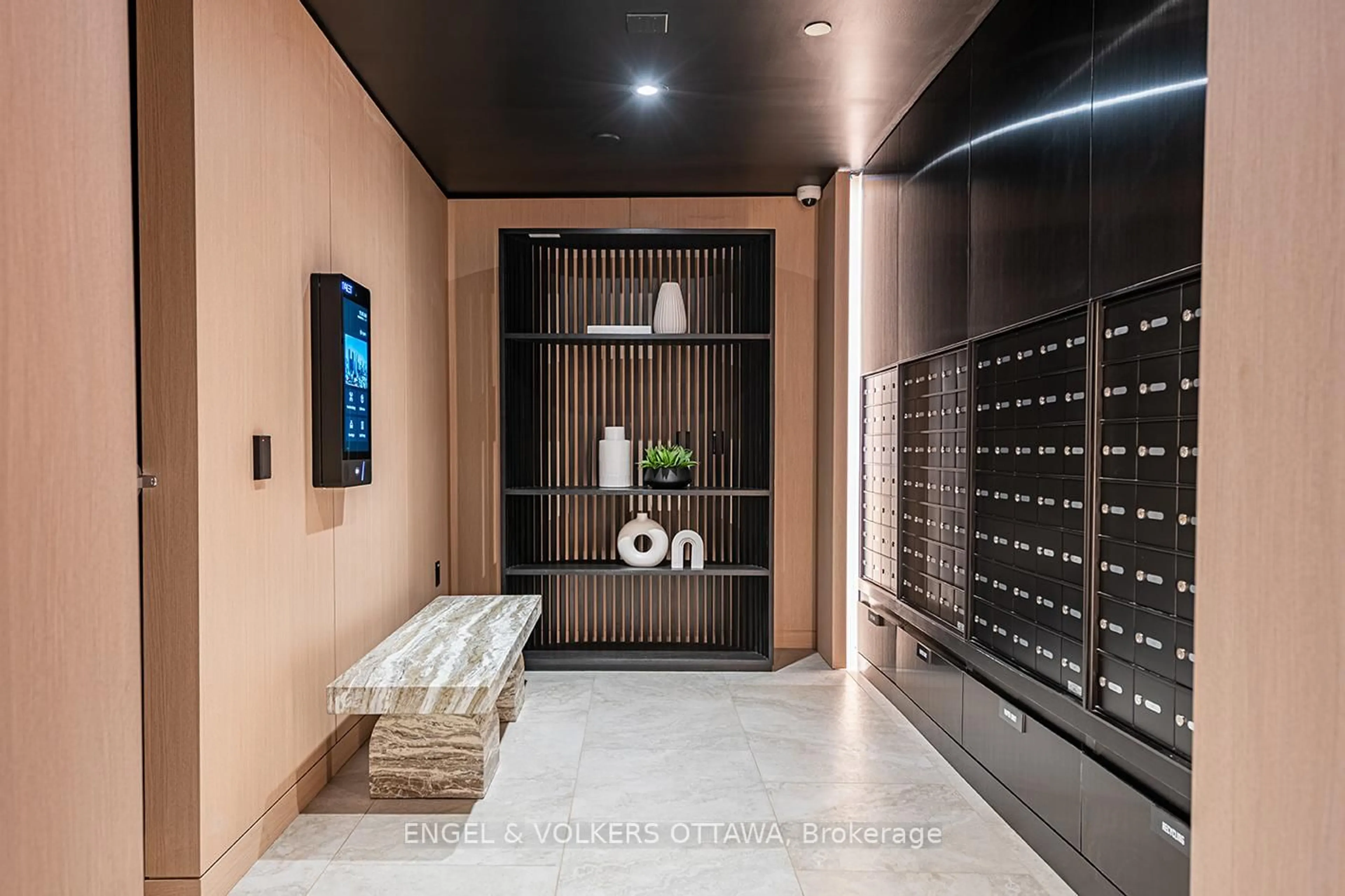 Indoor foyer for 10 James St #613, Ottawa Ontario K2P 1T2