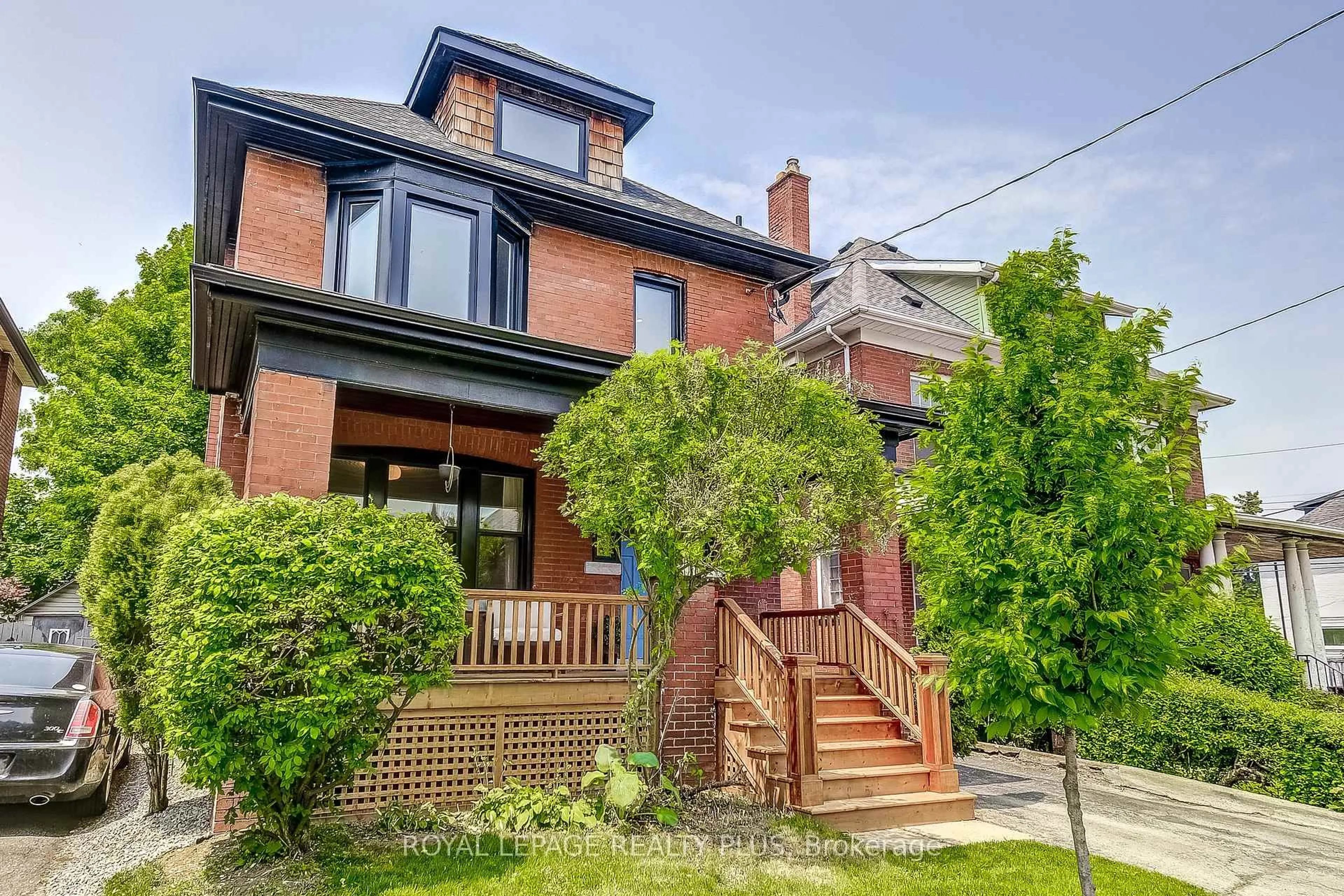 Home with brick exterior material, street for 192 Kensington Ave, Hamilton Ontario L8M 3H7