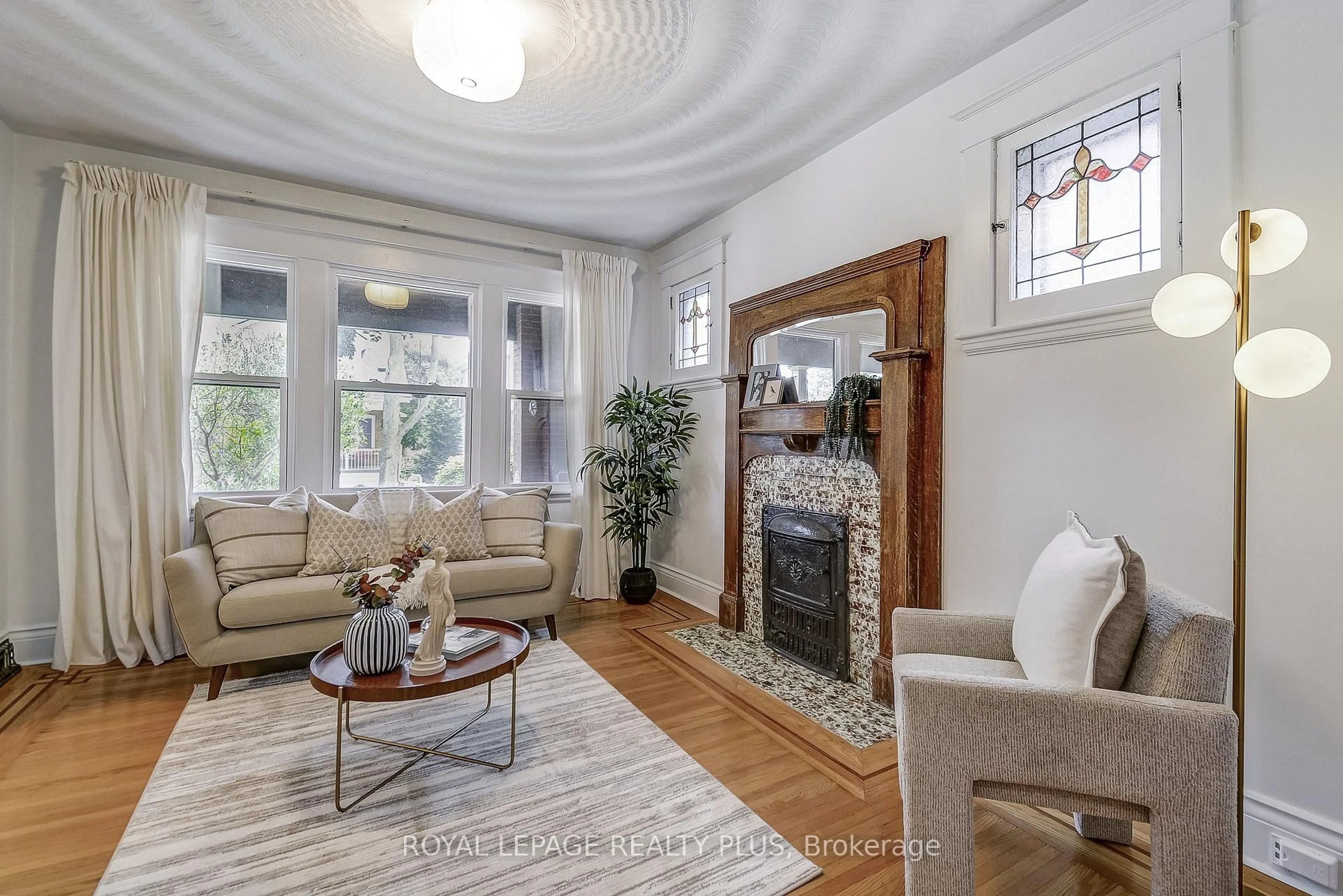 Living room with furniture, unknown for 192 Kensington Ave, Hamilton Ontario L8M 3H7