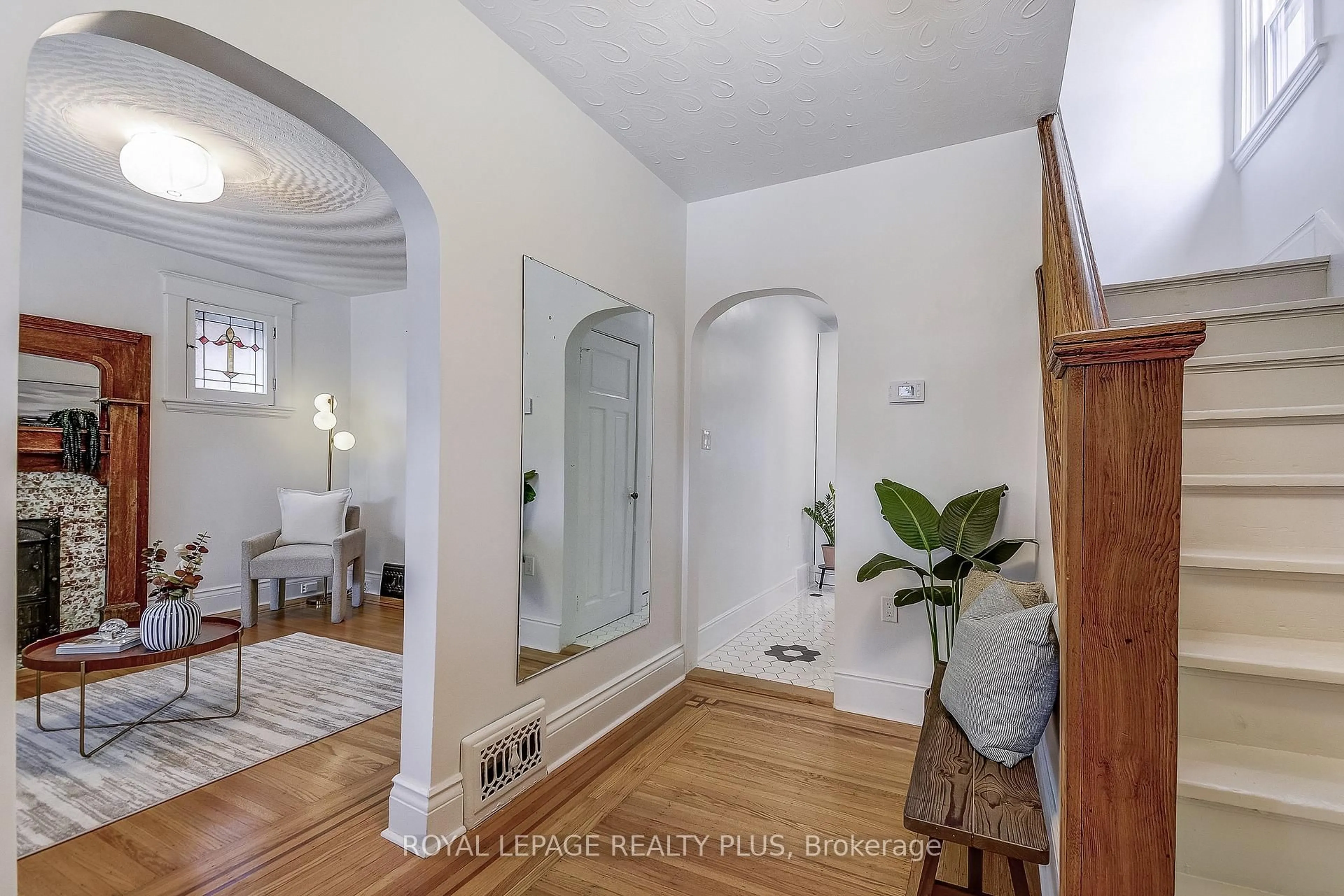 Indoor entryway for 192 Kensington Ave, Hamilton Ontario L8M 3H7