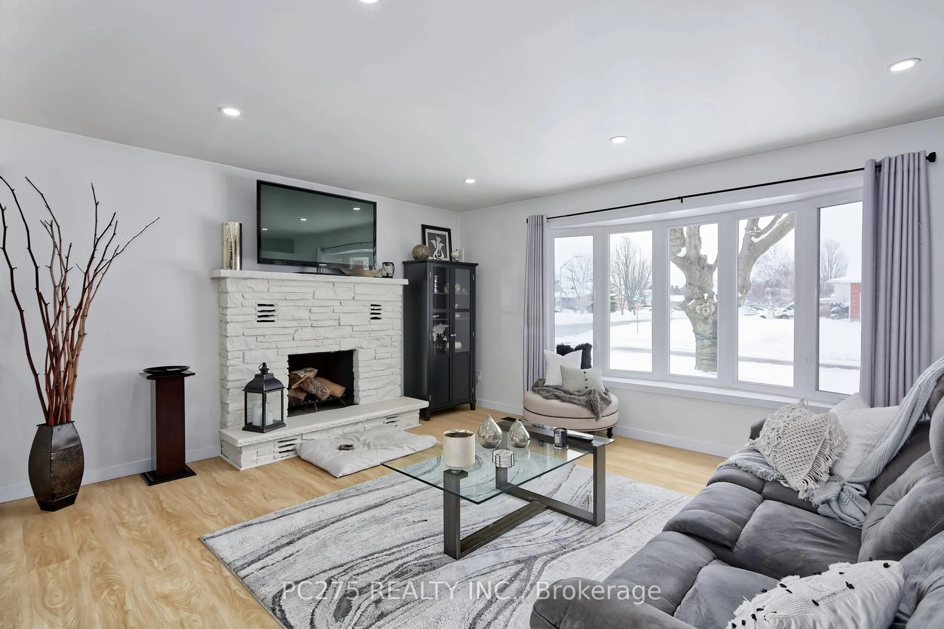 Living room with furniture, unknown for 1 Idsardi Ave, St. Thomas Ontario N5R 5P5