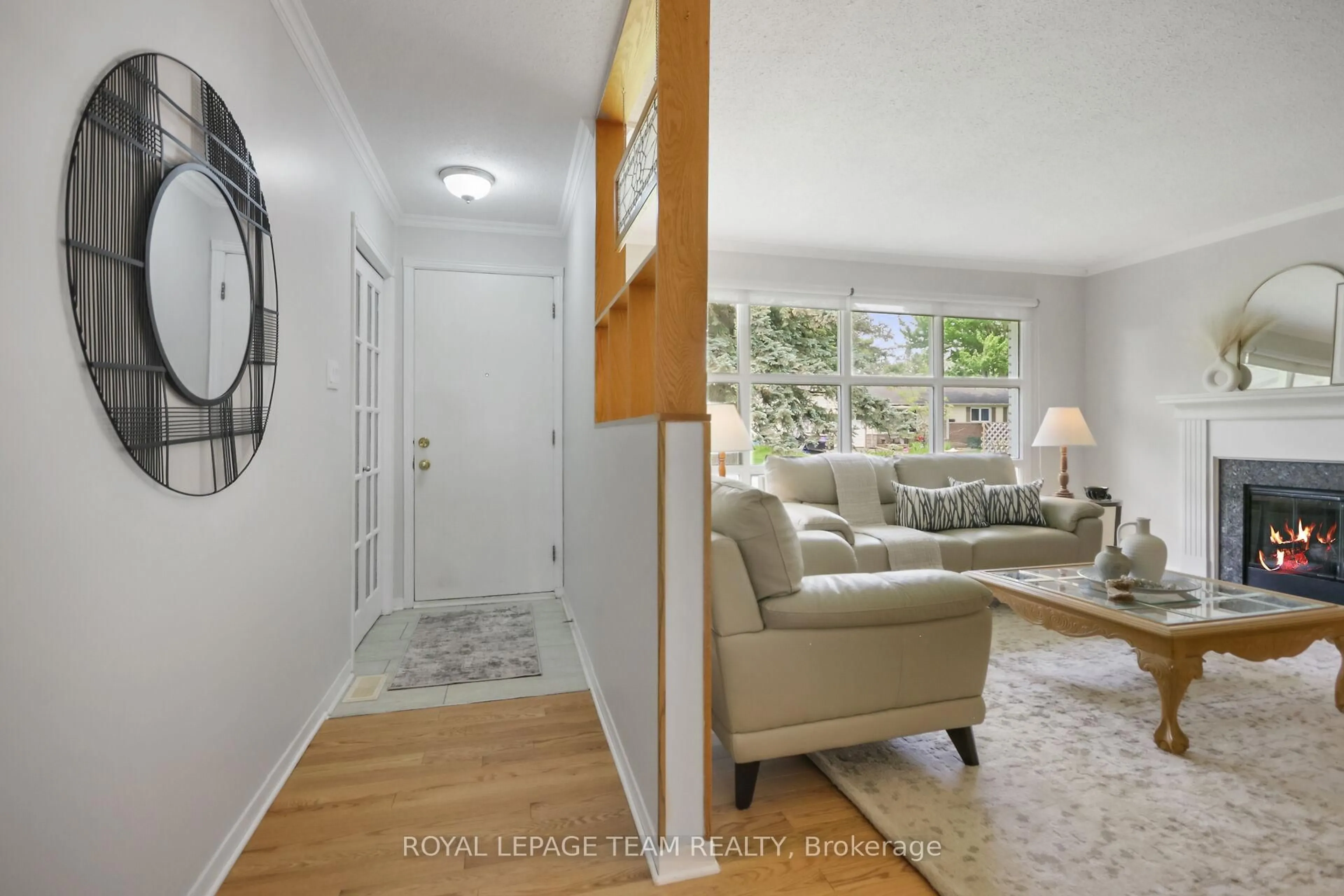 Indoor entryway for 102 Oriole Ave, Kanata Ontario K2L 1E7