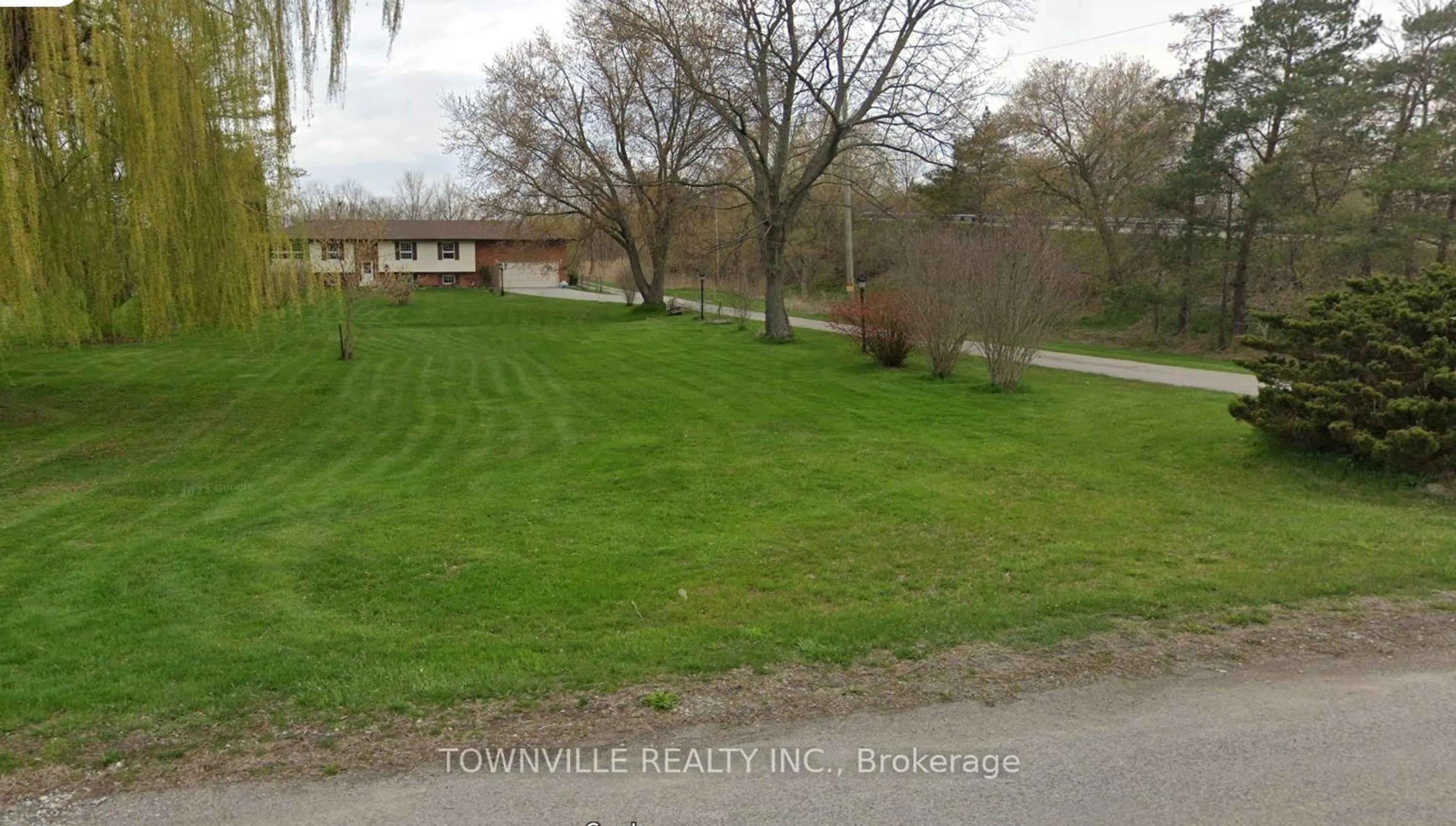 A pic from outside/outdoor area/front of a property/back of a property/a pic from drone, street for 4662 Governors Rd, Hamilton Ontario L0R 1T0
