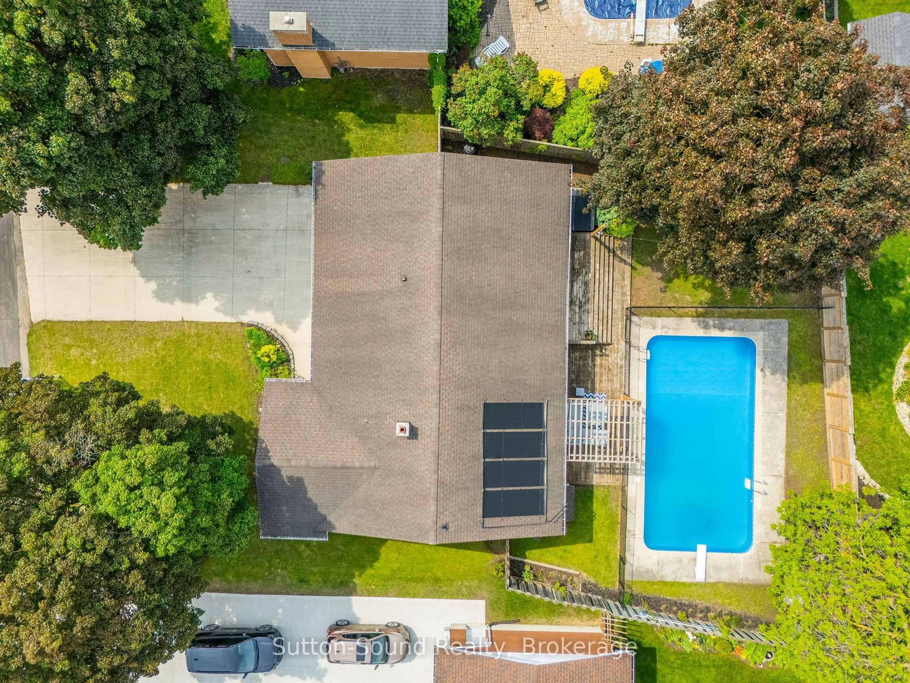 A pic from outside/outdoor area/front of a property/back of a property/a pic from drone, street for 232 4th Ave, Hanover Ontario N4N 2B5
