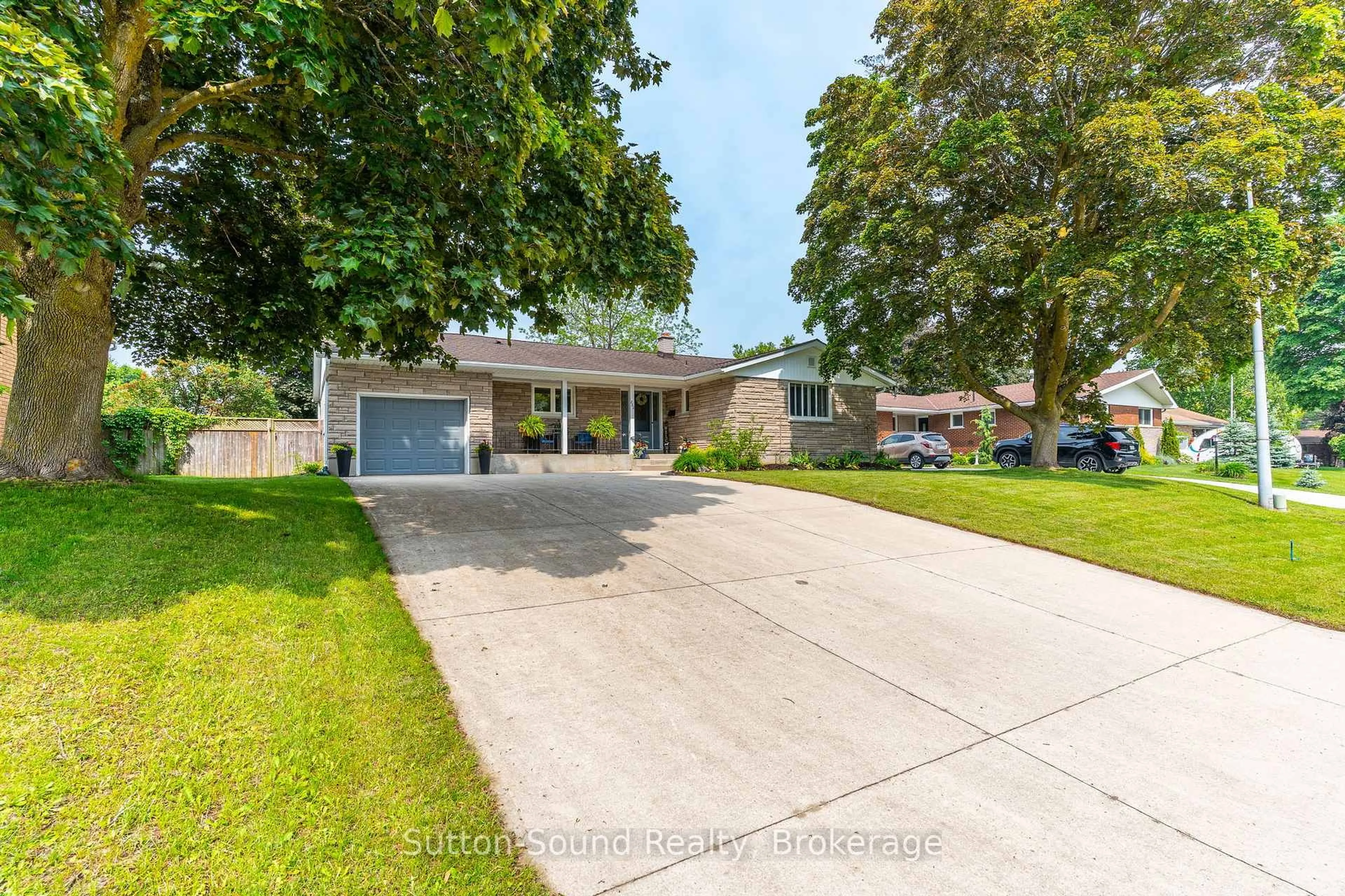A pic from outside/outdoor area/front of a property/back of a property/a pic from drone, street for 232 4th Ave, Hanover Ontario N4N 2B5