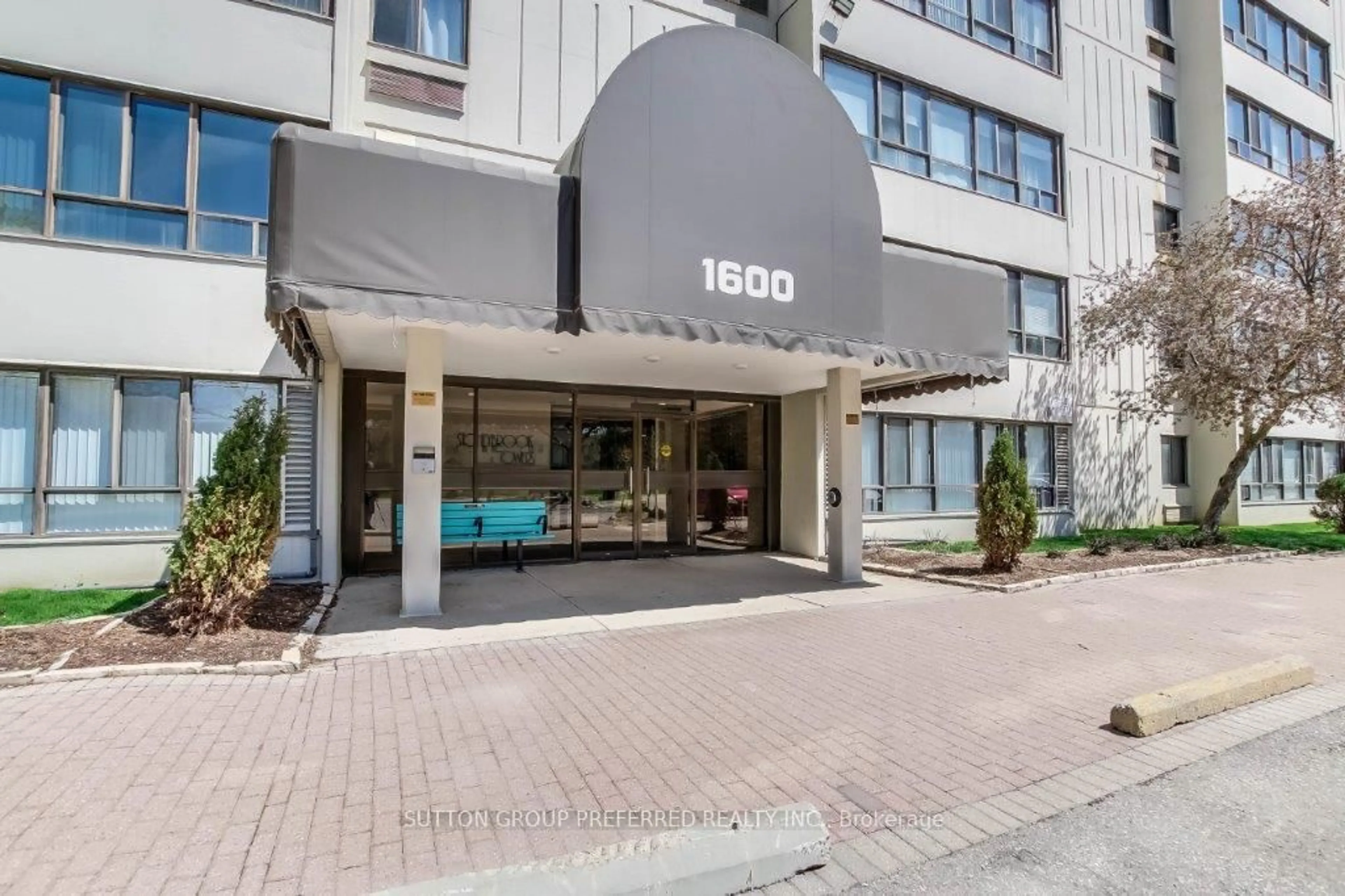 Indoor foyer for 1600 Adelaide St #408, London North Ontario N5X 3H6