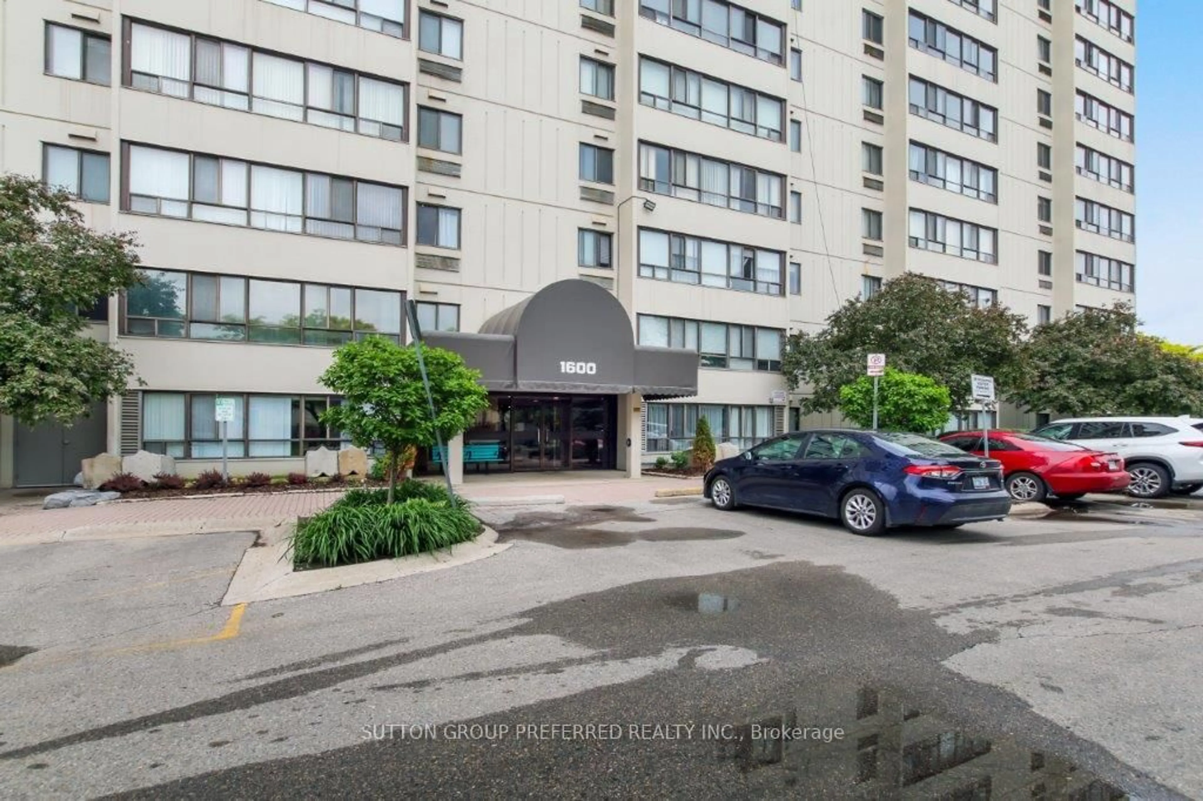 Indoor foyer for 1600 Adelaide St #408, London North Ontario N5X 3H6