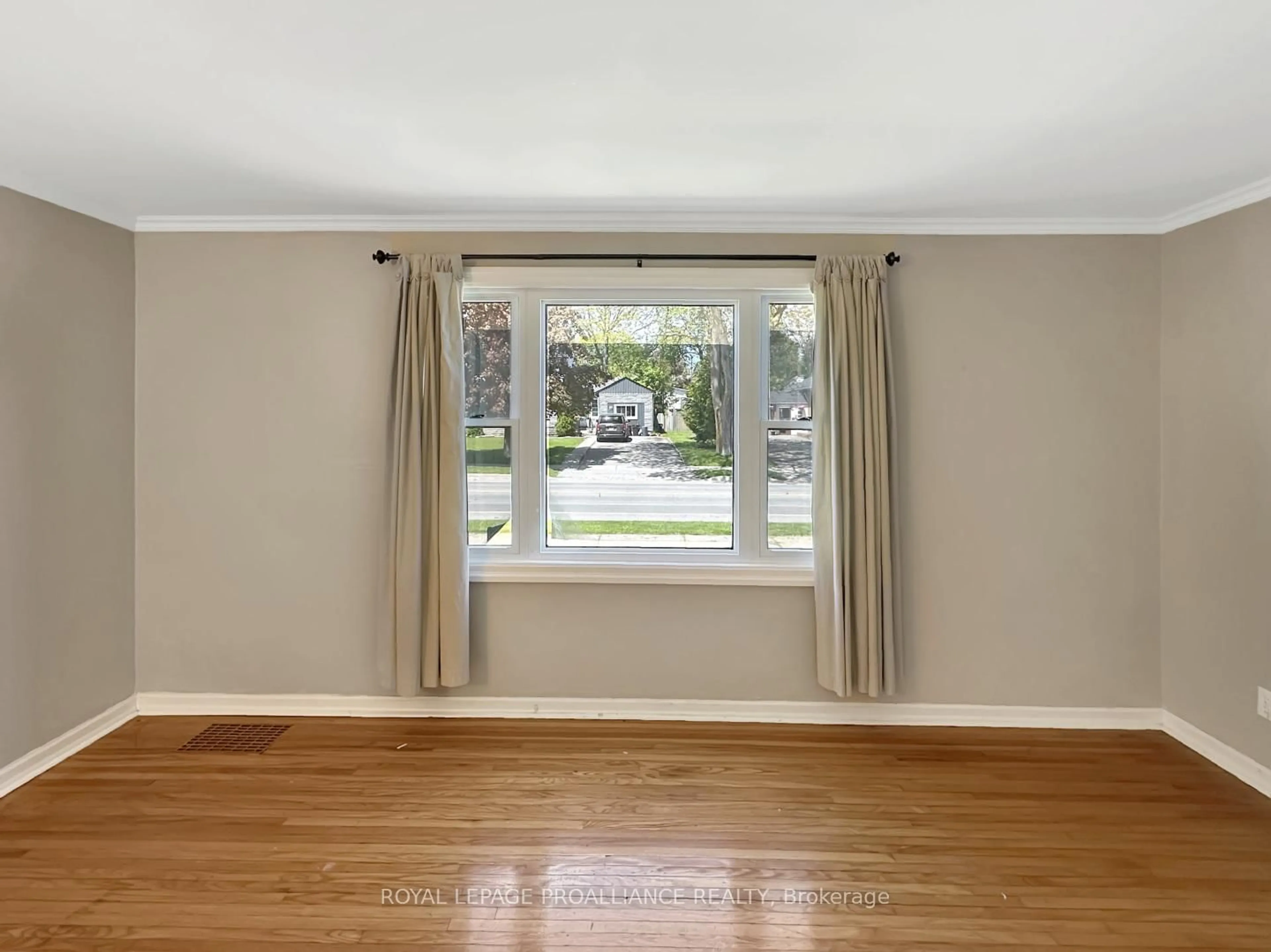 A pic of a room for 329 Bridge St, Belleville Ontario K8N 1P5