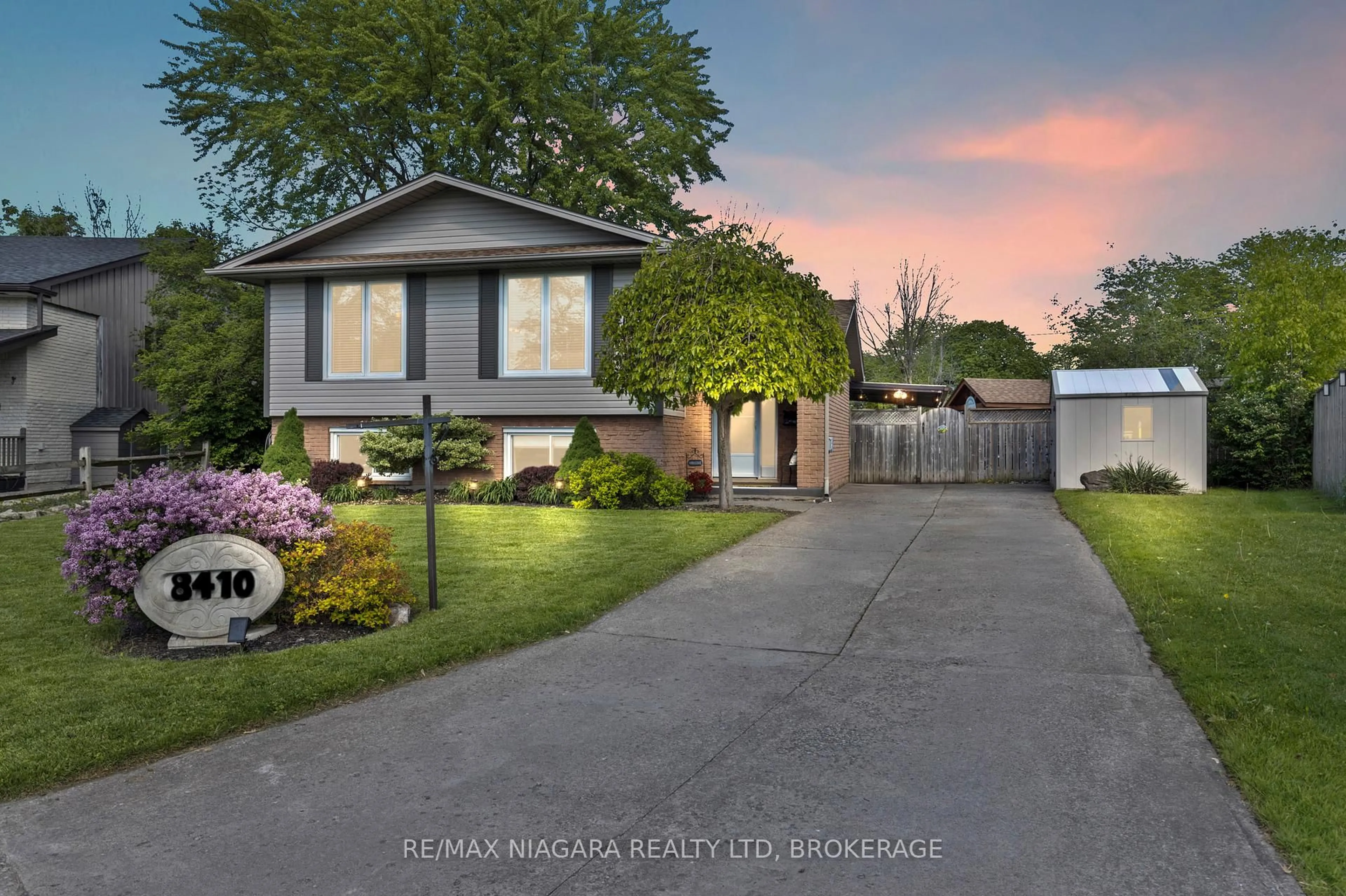 Home with vinyl exterior material, street for 8410 MUNDARE Cres, Niagara Falls Ontario L2G 7M5