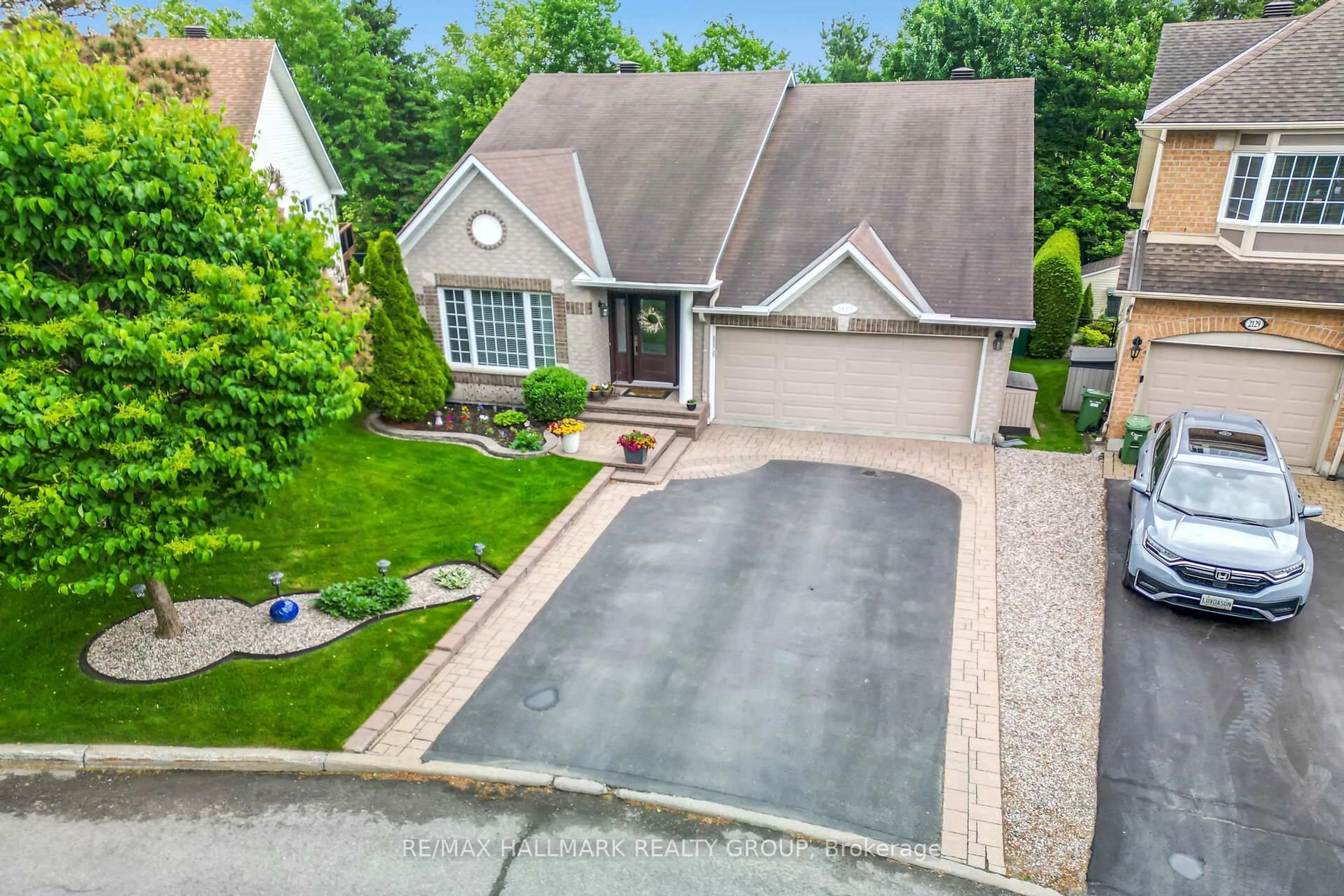 A pic from outside/outdoor area/front of a property/back of a property/a pic from drone, street for 2127 Auburn Ridge Dr, Ottawa Ontario K1W 1J1