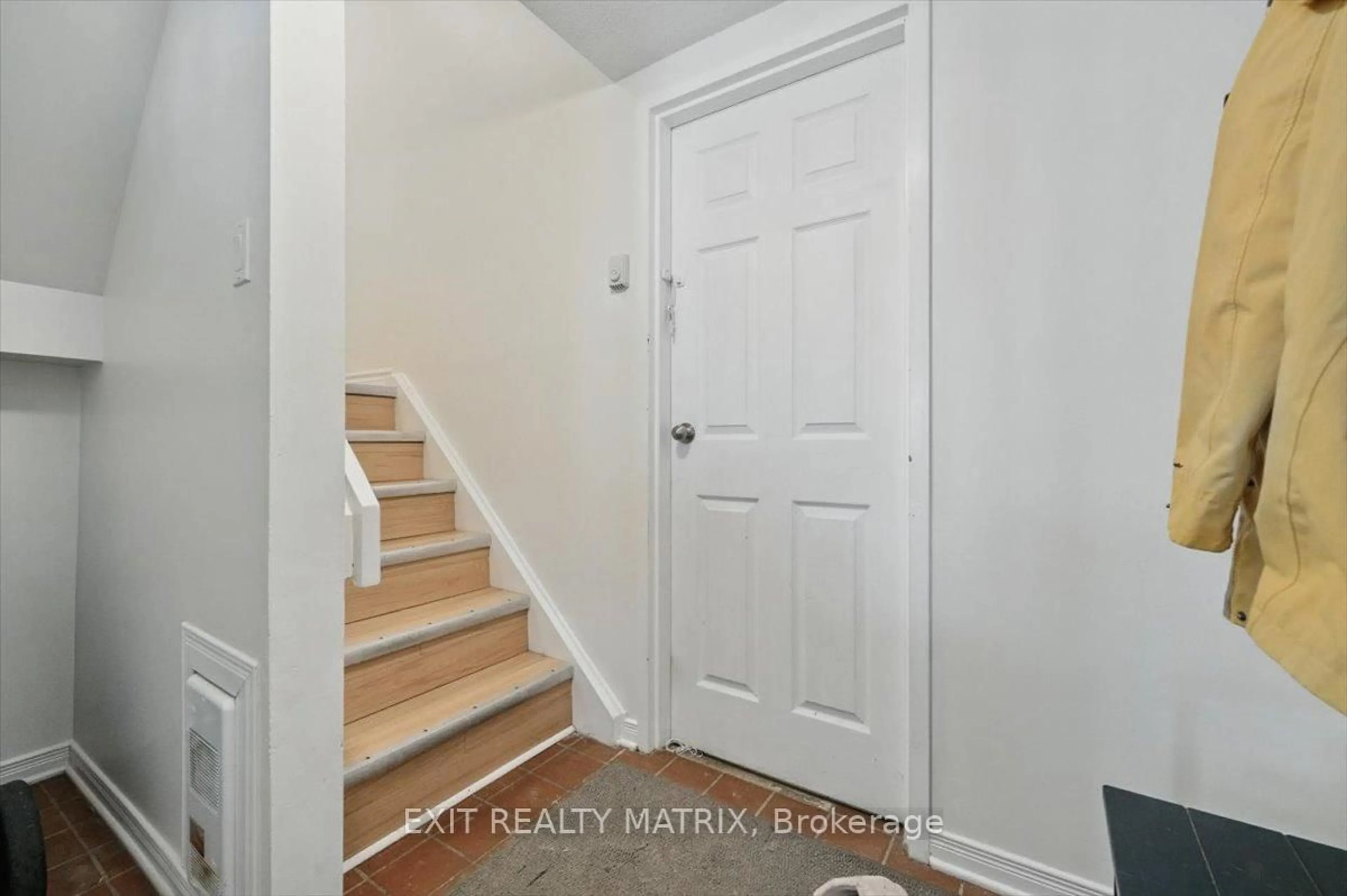 Indoor entryway for 825 Cahill Dr #154, Ottawa Ontario K1V 9N7