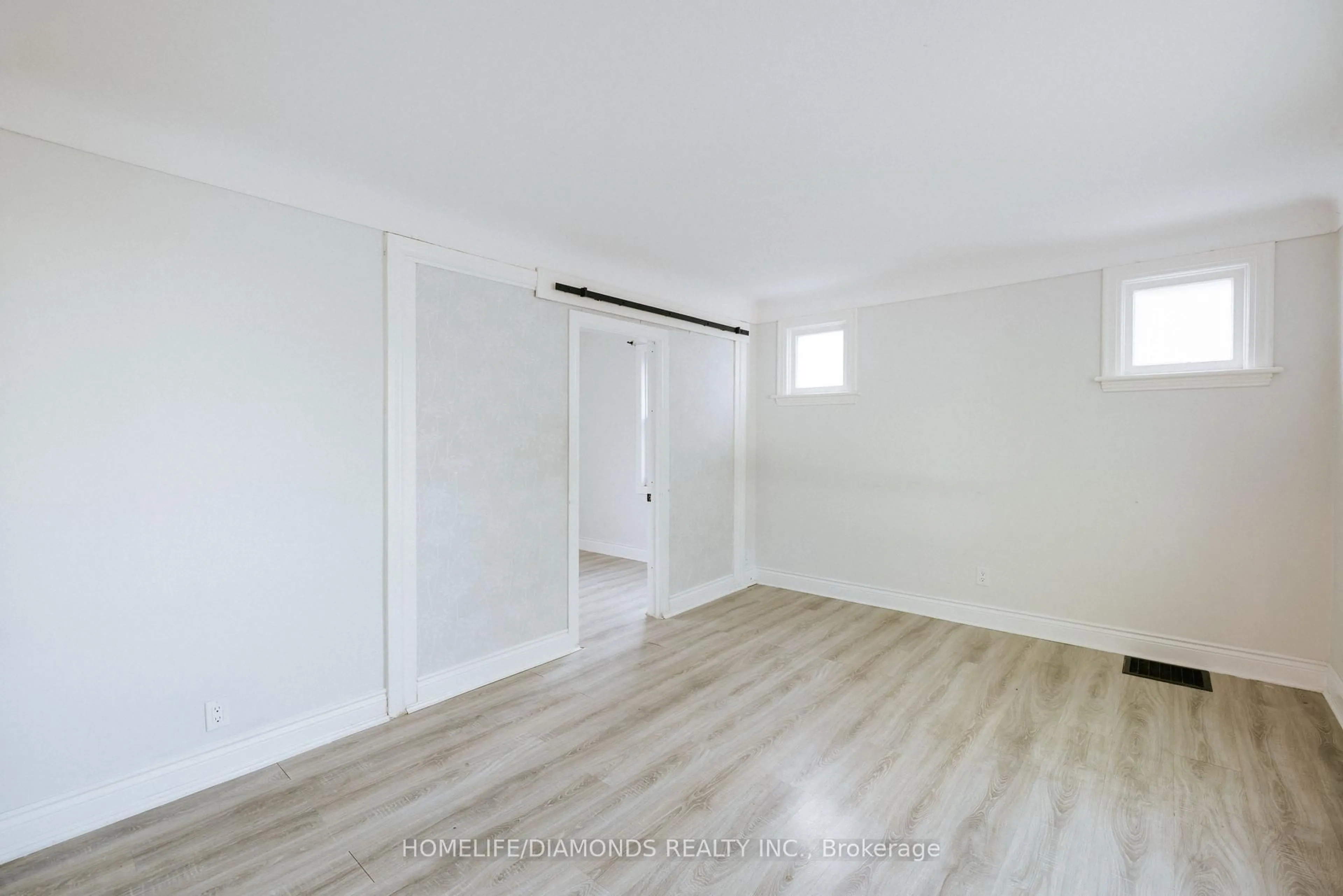 A pic of a room for 774 Garth St, Hamilton Ontario L9C 4K4