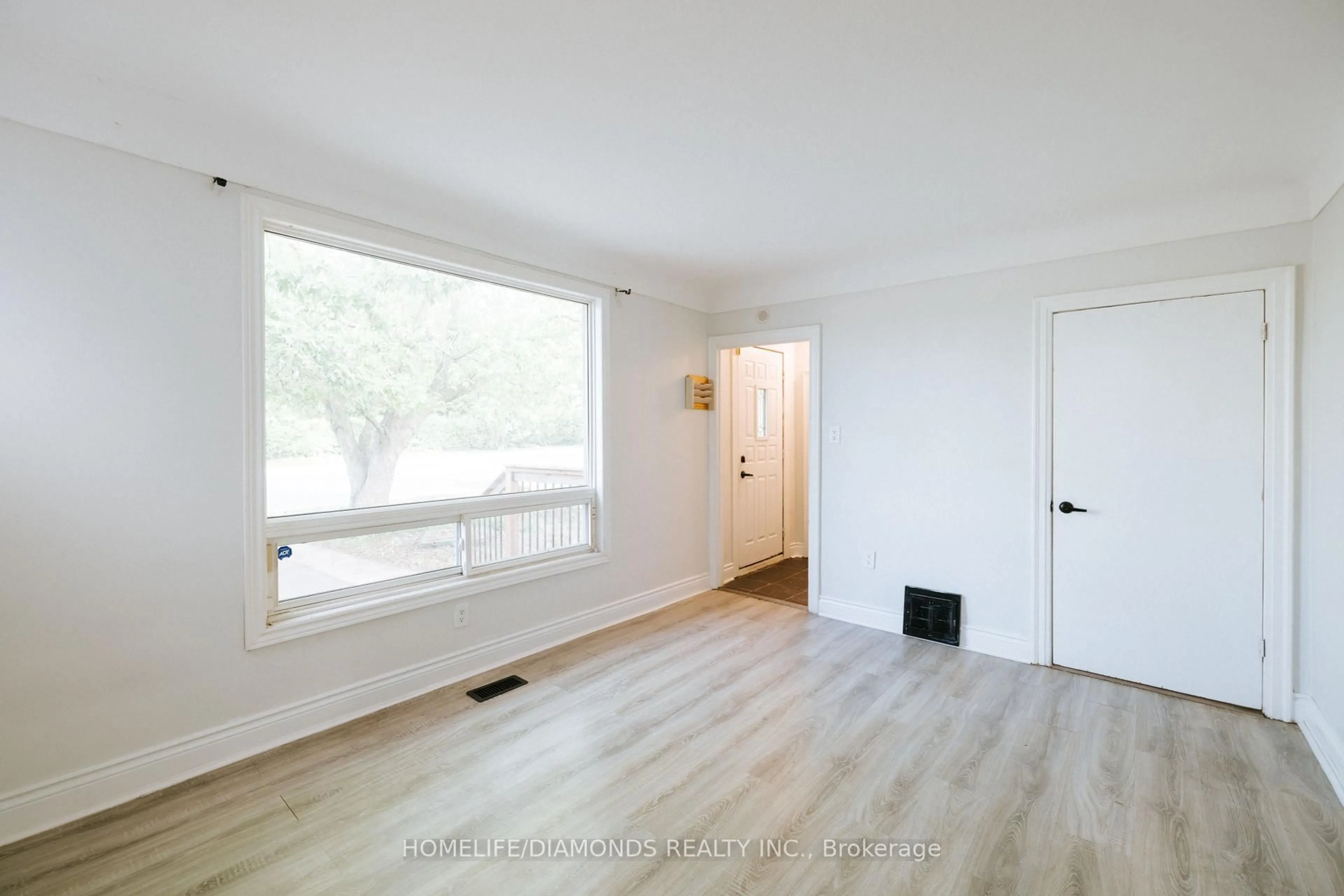 A pic of a room for 774 Garth St, Hamilton Ontario L9C 4K4