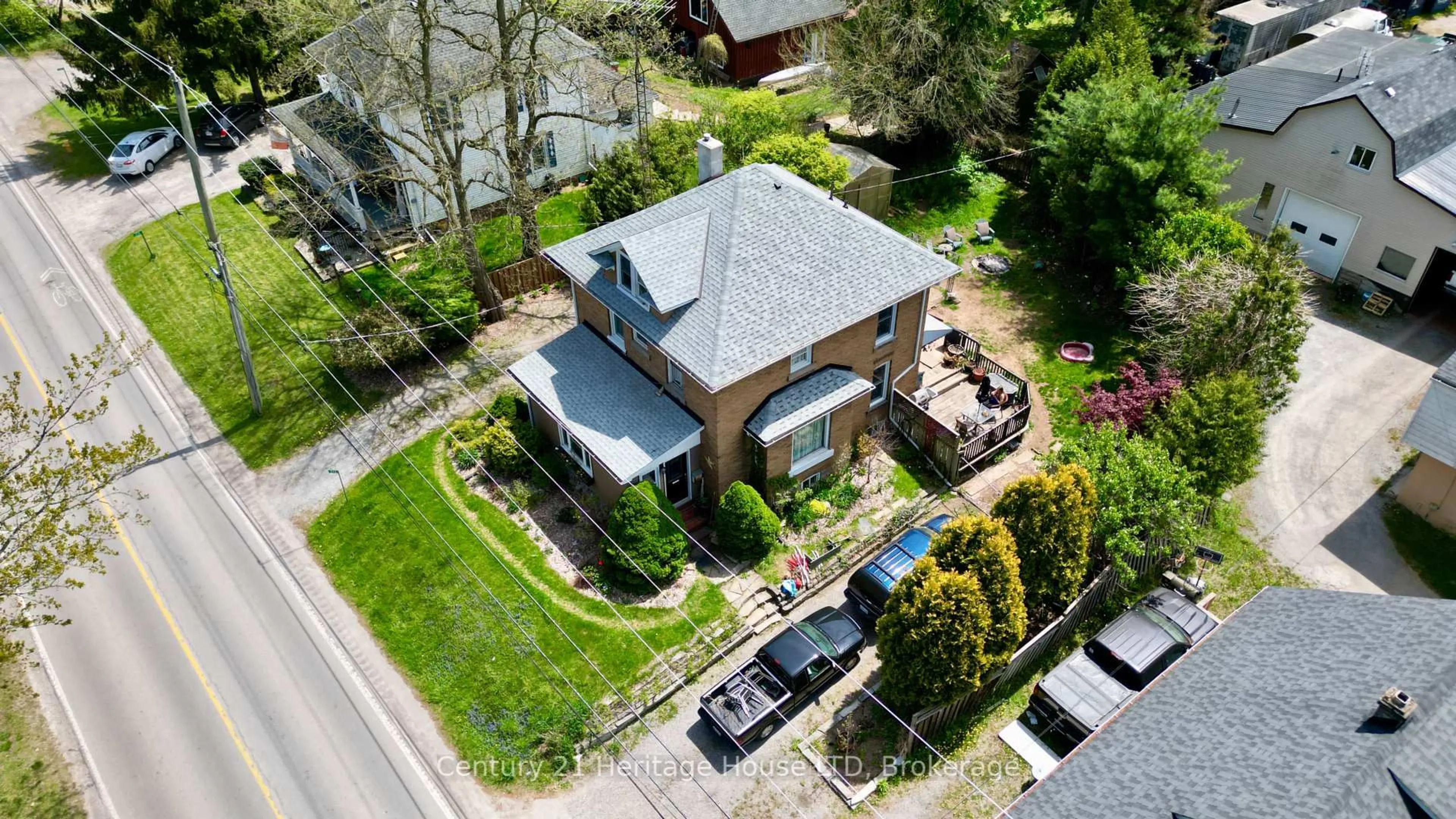 A pic from outside/outdoor area/front of a property/back of a property/a pic from drone, street for 272 Canboro Rd, Pelham Ontario L0S 1M0