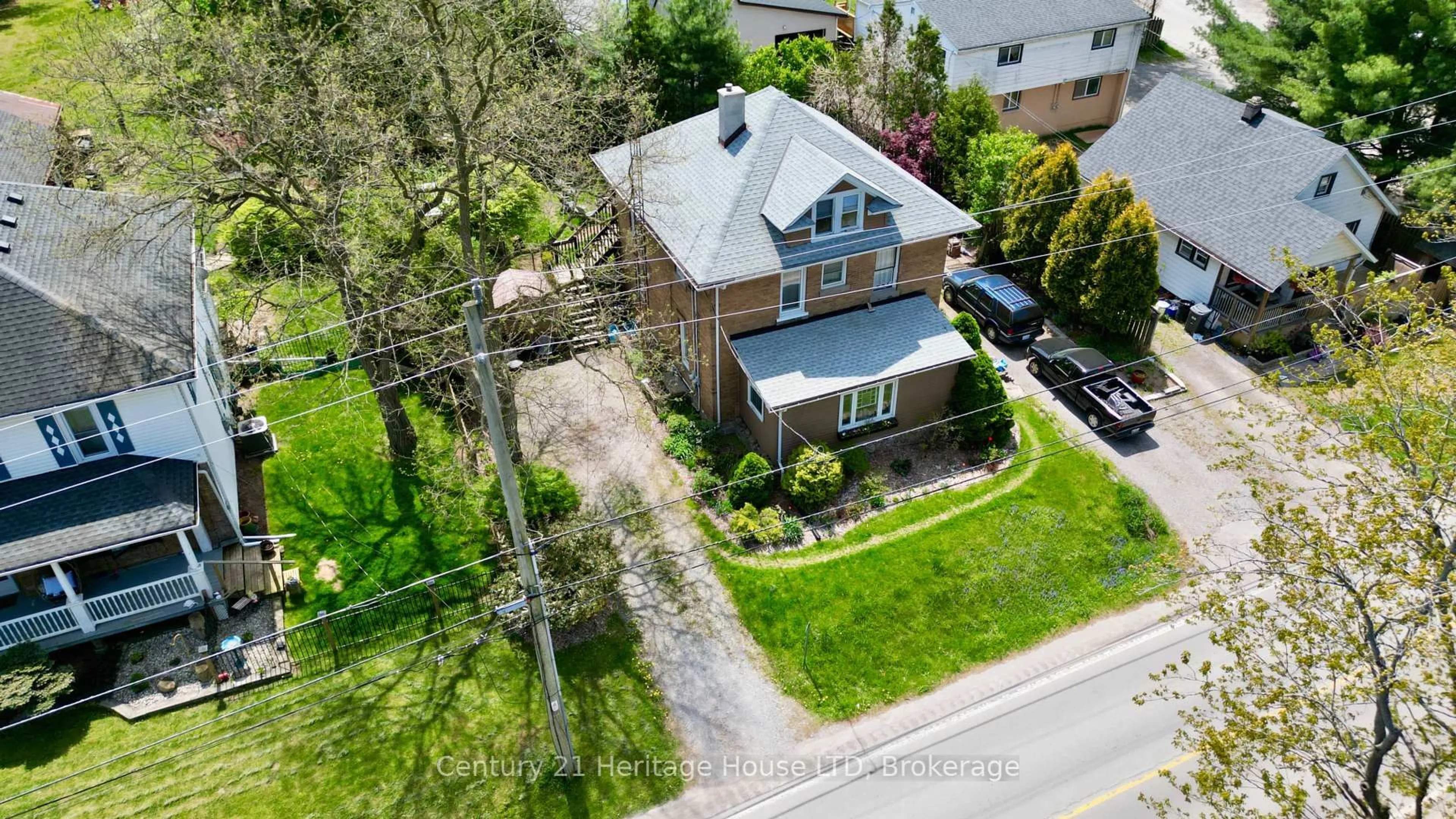 A pic from outside/outdoor area/front of a property/back of a property/a pic from drone, street for 272 Canboro Rd, Pelham Ontario L0S 1M0
