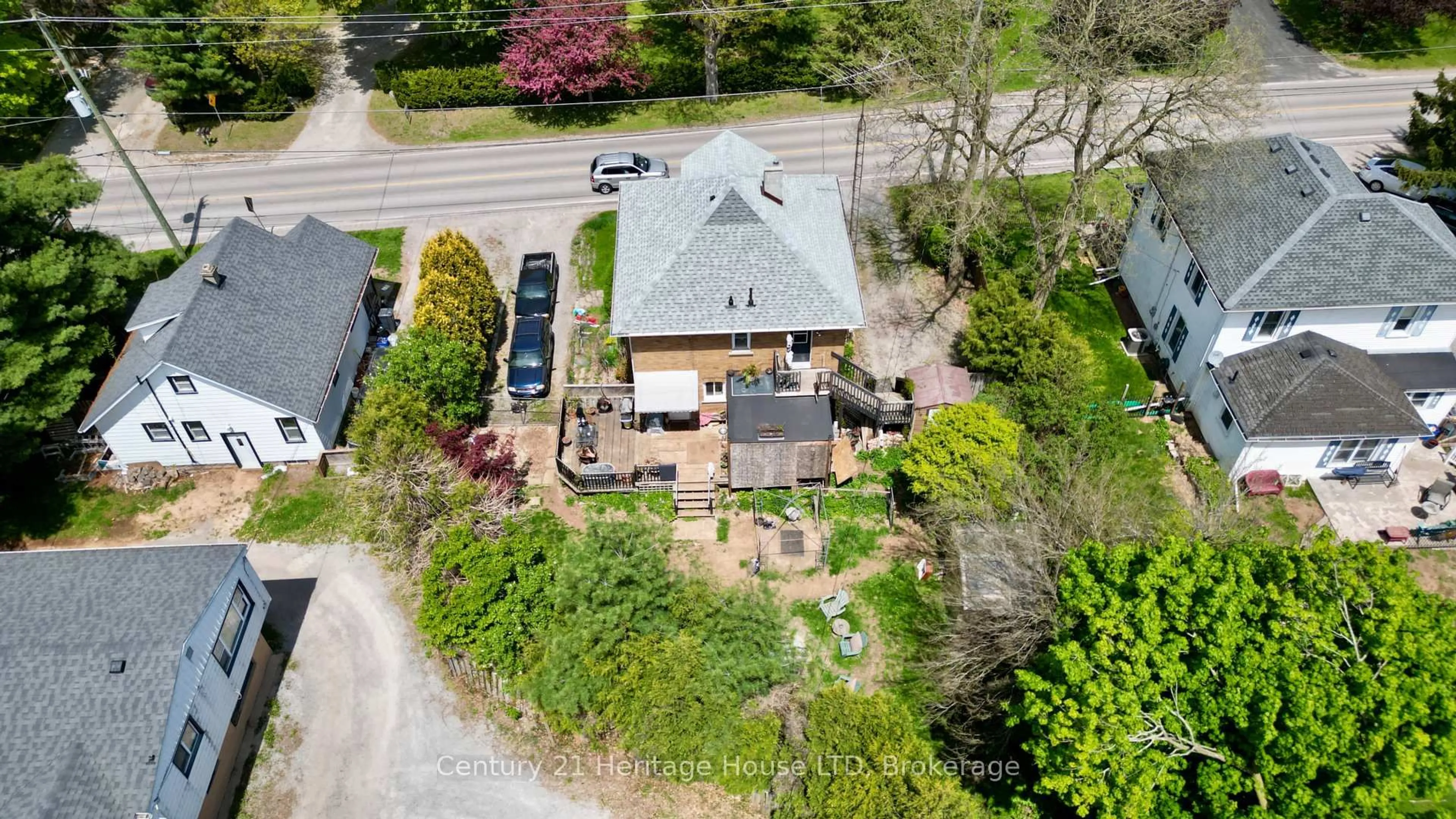 A pic from outside/outdoor area/front of a property/back of a property/a pic from drone, street for 272 Canboro Rd, Pelham Ontario L0S 1M0