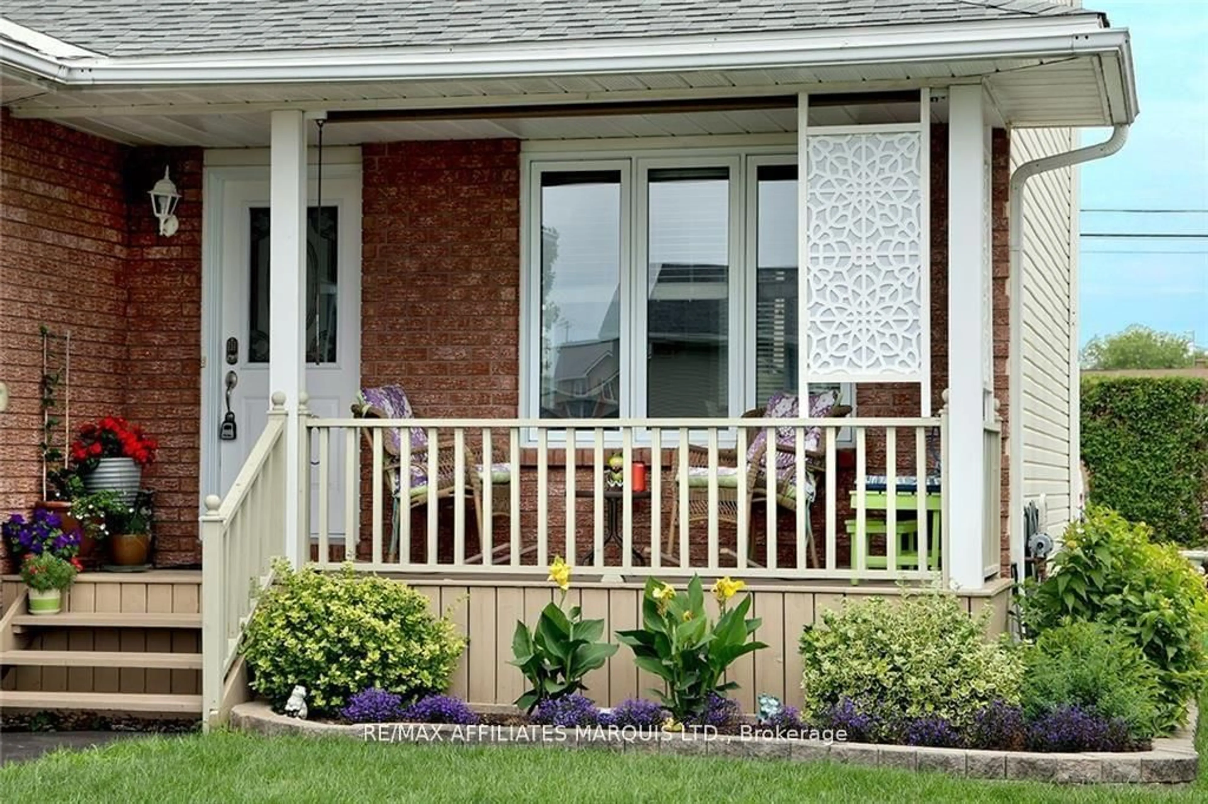 Home with vinyl exterior material, street for 5520 Bridlewood Crt, South Dundas Ontario K0E 1K0