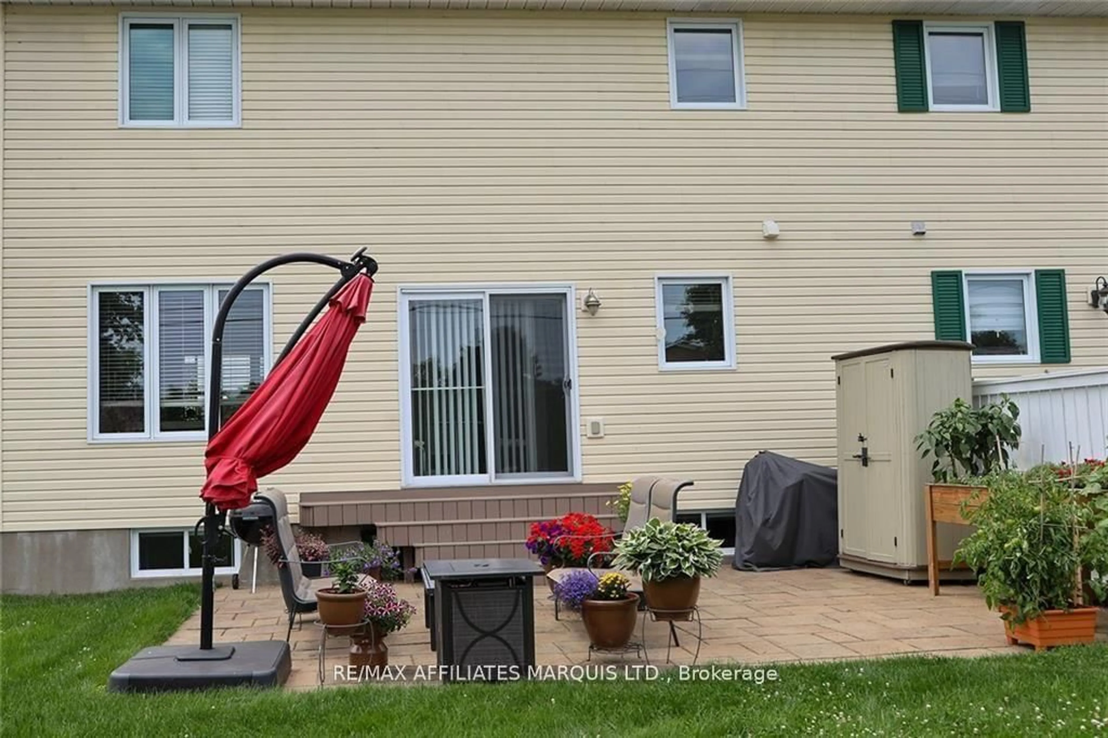 Patio, street for 5520 Bridlewood Crt, South Dundas Ontario K0E 1K0