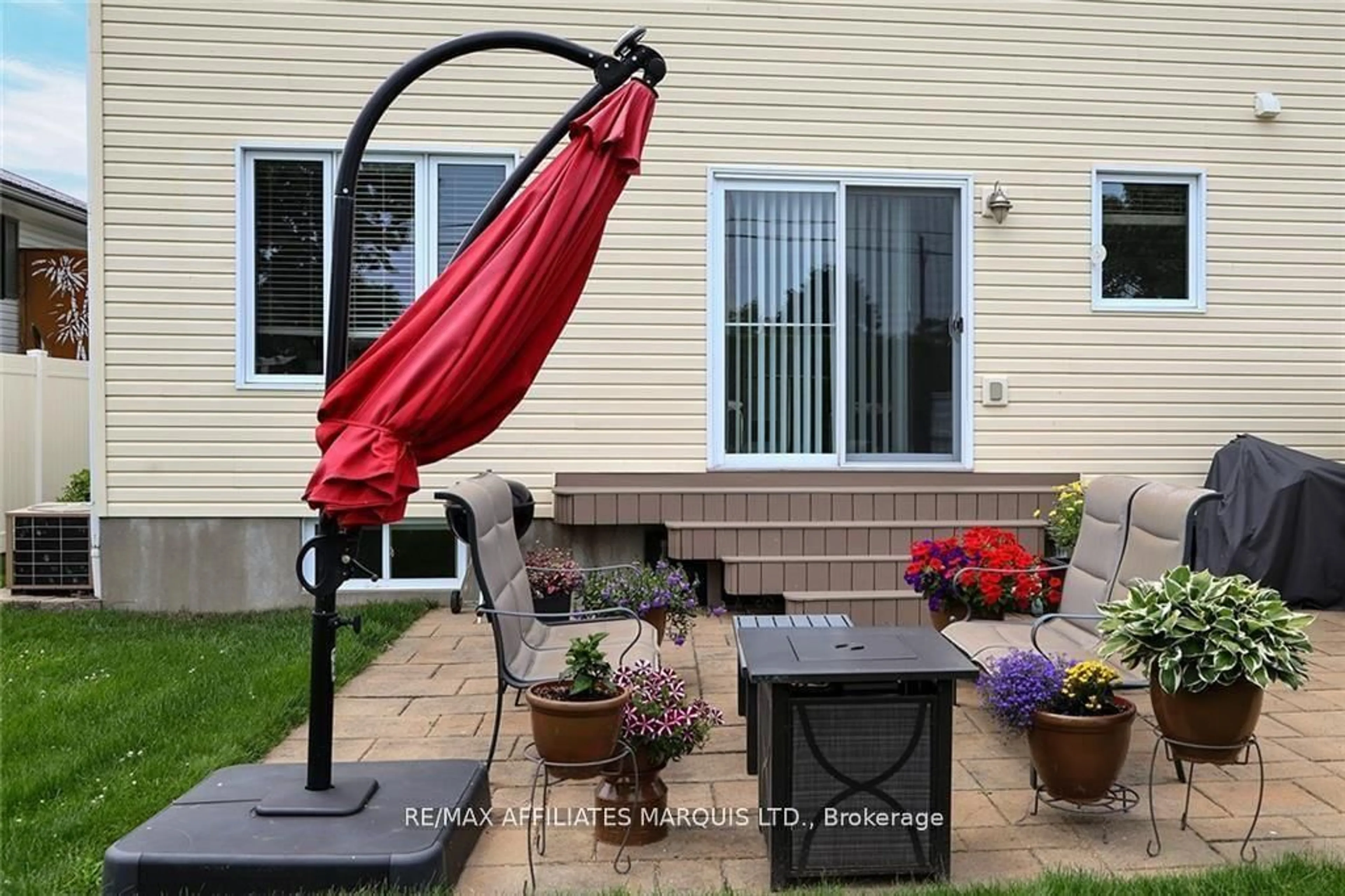 Patio, street for 5520 Bridlewood Crt, South Dundas Ontario K0E 1K0