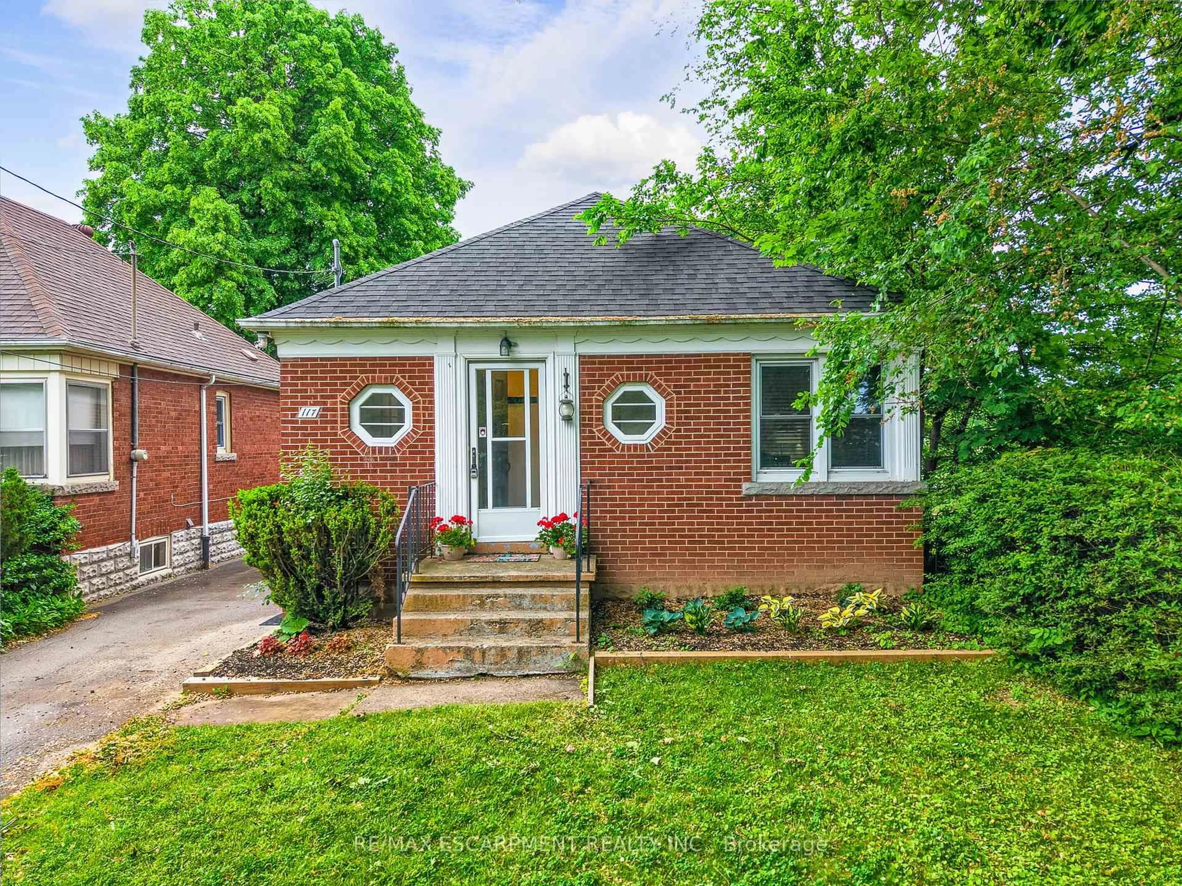 Home with brick exterior material, street for 117 Norwood Rd, Hamilton Ontario L8S 3R3