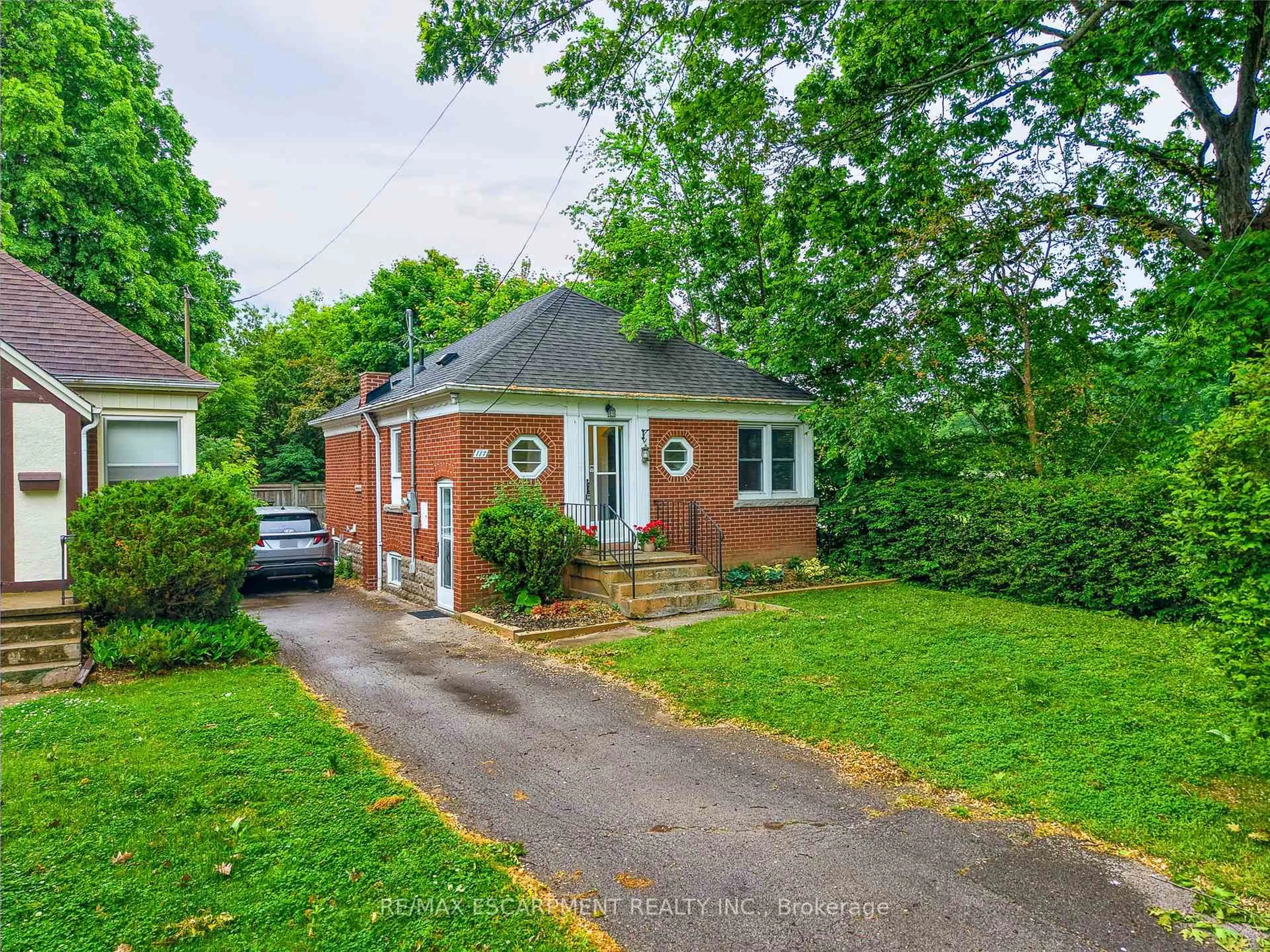A pic from outside/outdoor area/front of a property/back of a property/a pic from drone, street for 117 Norwood Rd, Hamilton Ontario L8S 3R3