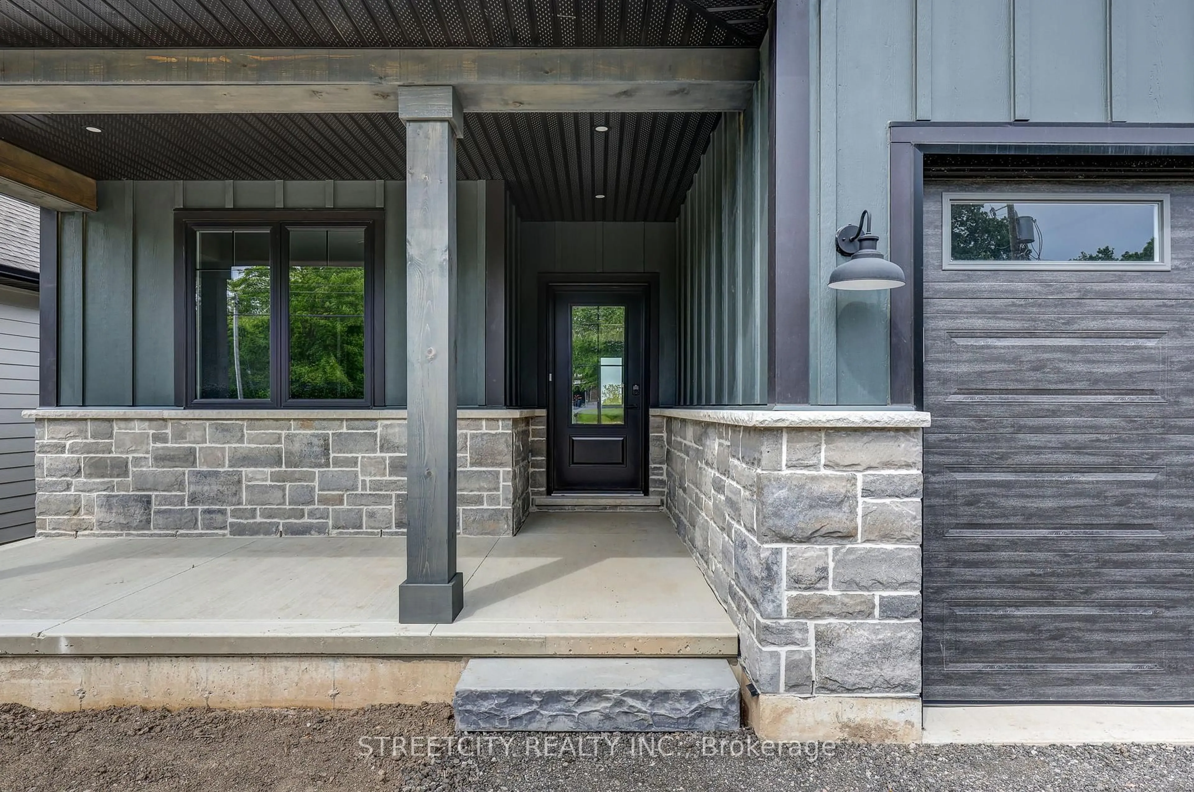 Indoor entryway for 8080 Union Rd, Southwold Ontario N0L 1K0