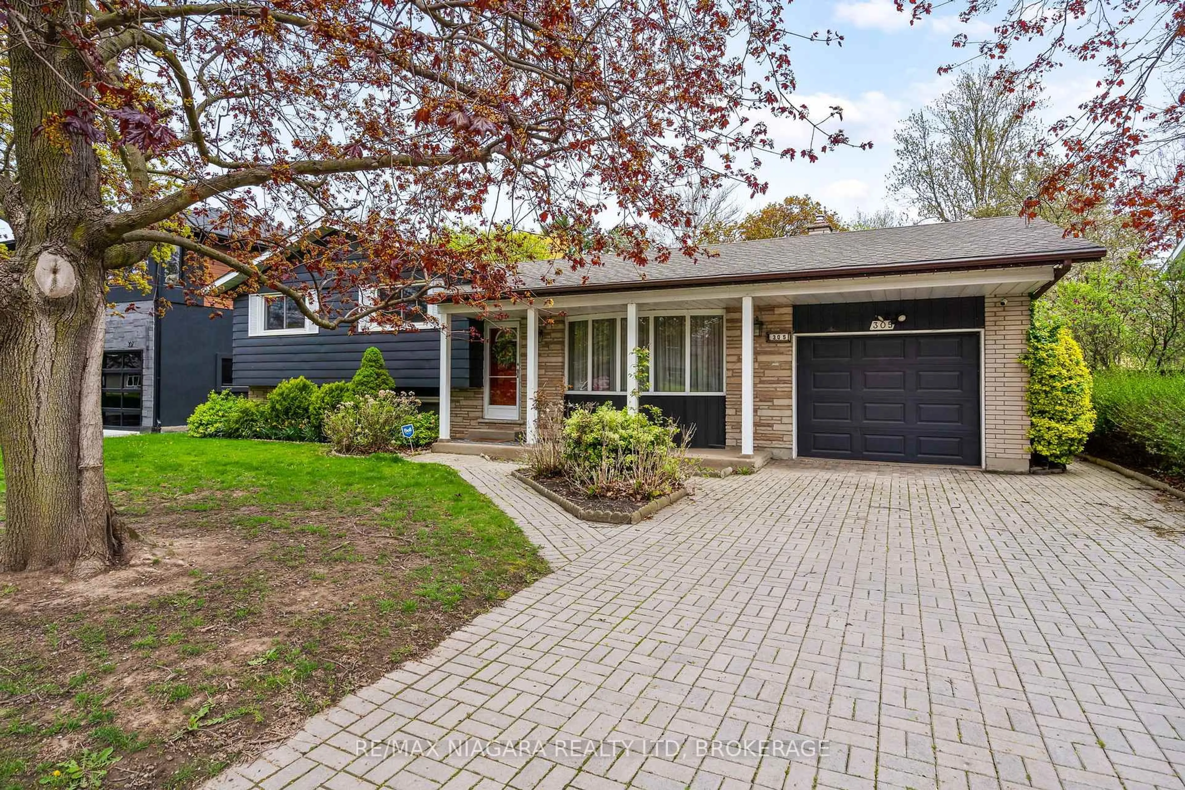 Home with brick exterior material, street for 305 CENTRE St, Niagara-on-the-Lake Ontario L0S 1J0