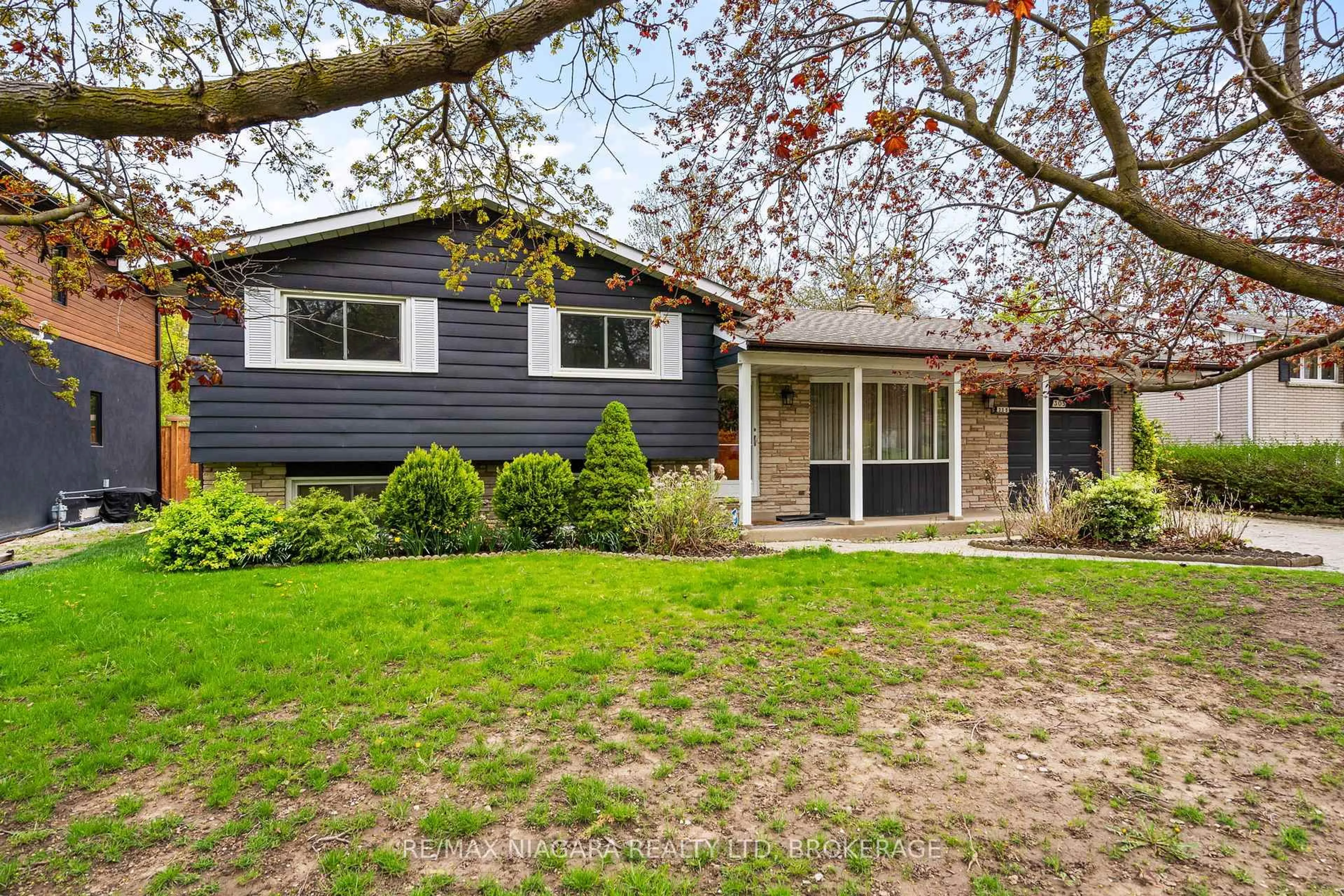 Home with vinyl exterior material, street for 305 CENTRE St, Niagara-on-the-Lake Ontario L0S 1J0