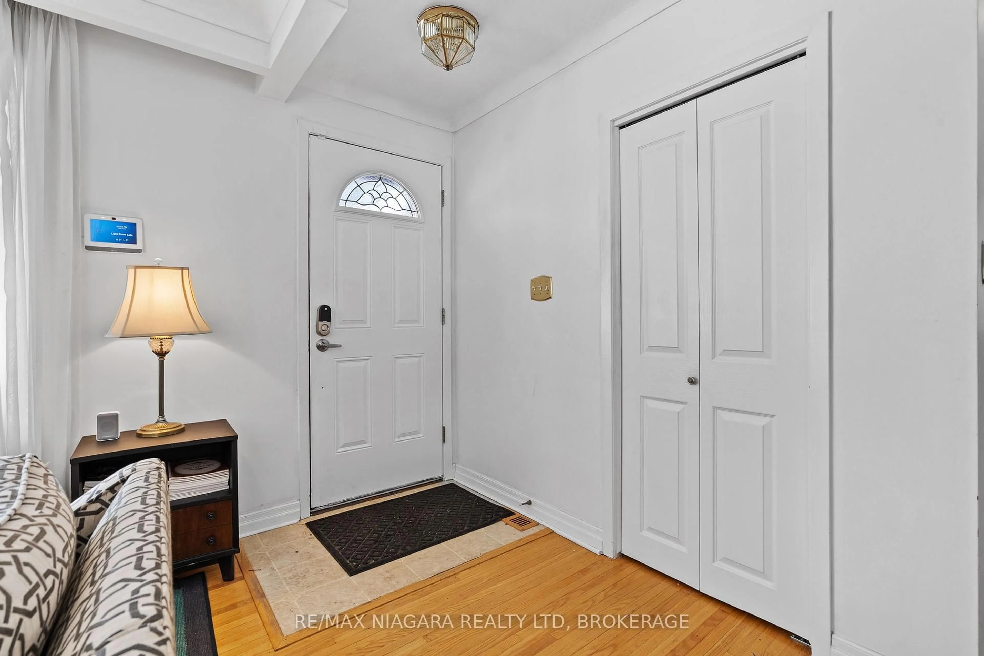 Indoor entryway for 305 CENTRE St, Niagara-on-the-Lake Ontario L0S 1J0
