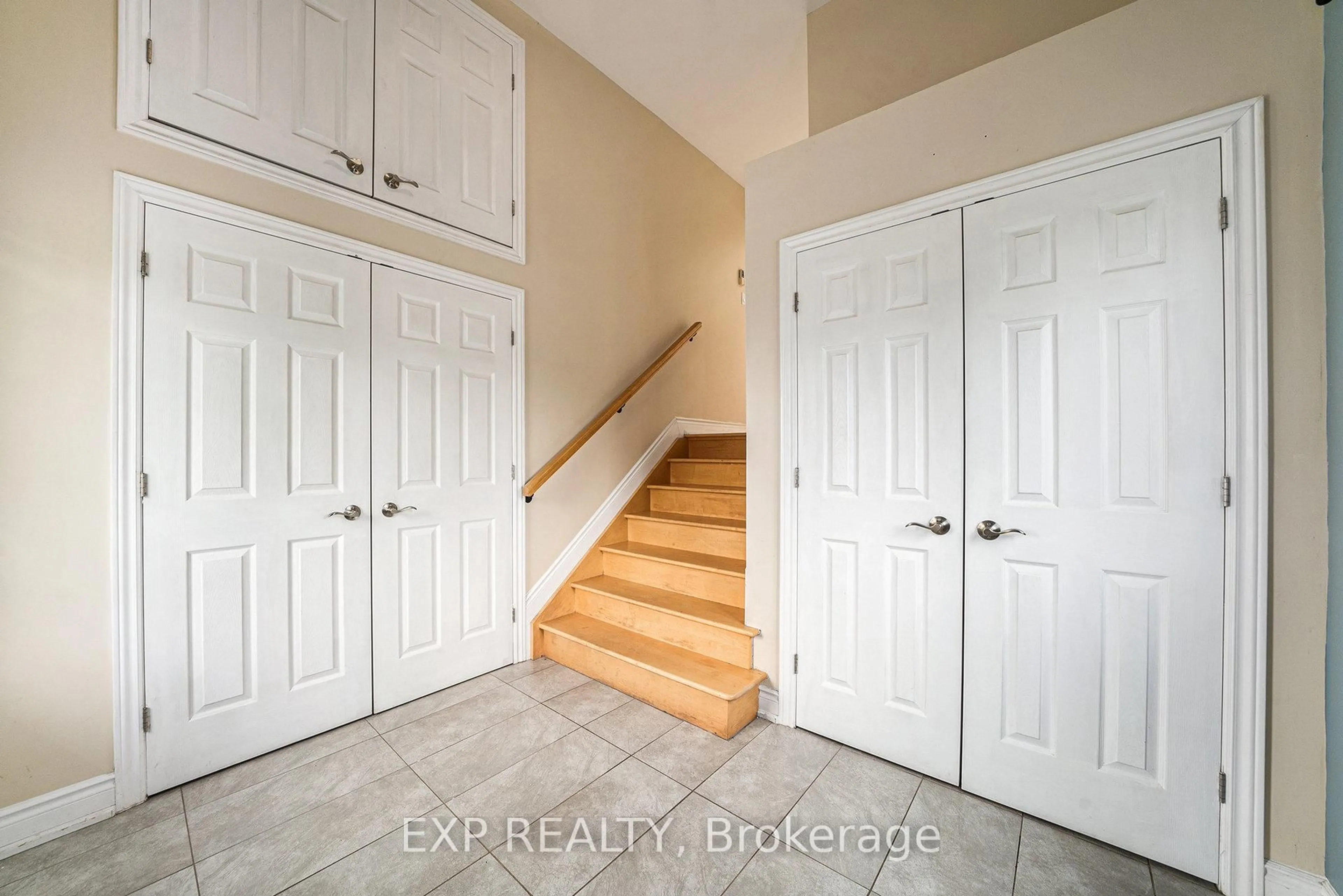Indoor entryway for 4806 Frank Kenny Rd, Vars Ontario K0A 3H0