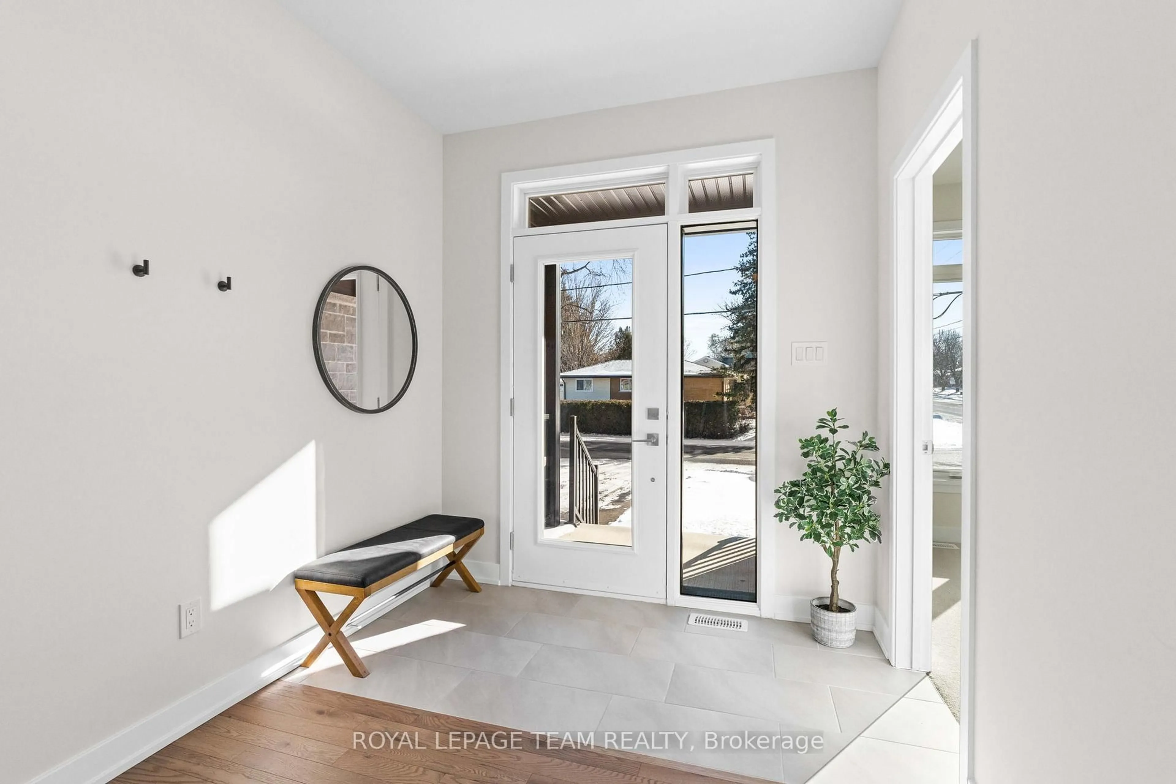 Indoor entryway for 1 Duke St, Brockville Ontario K6V 3J2