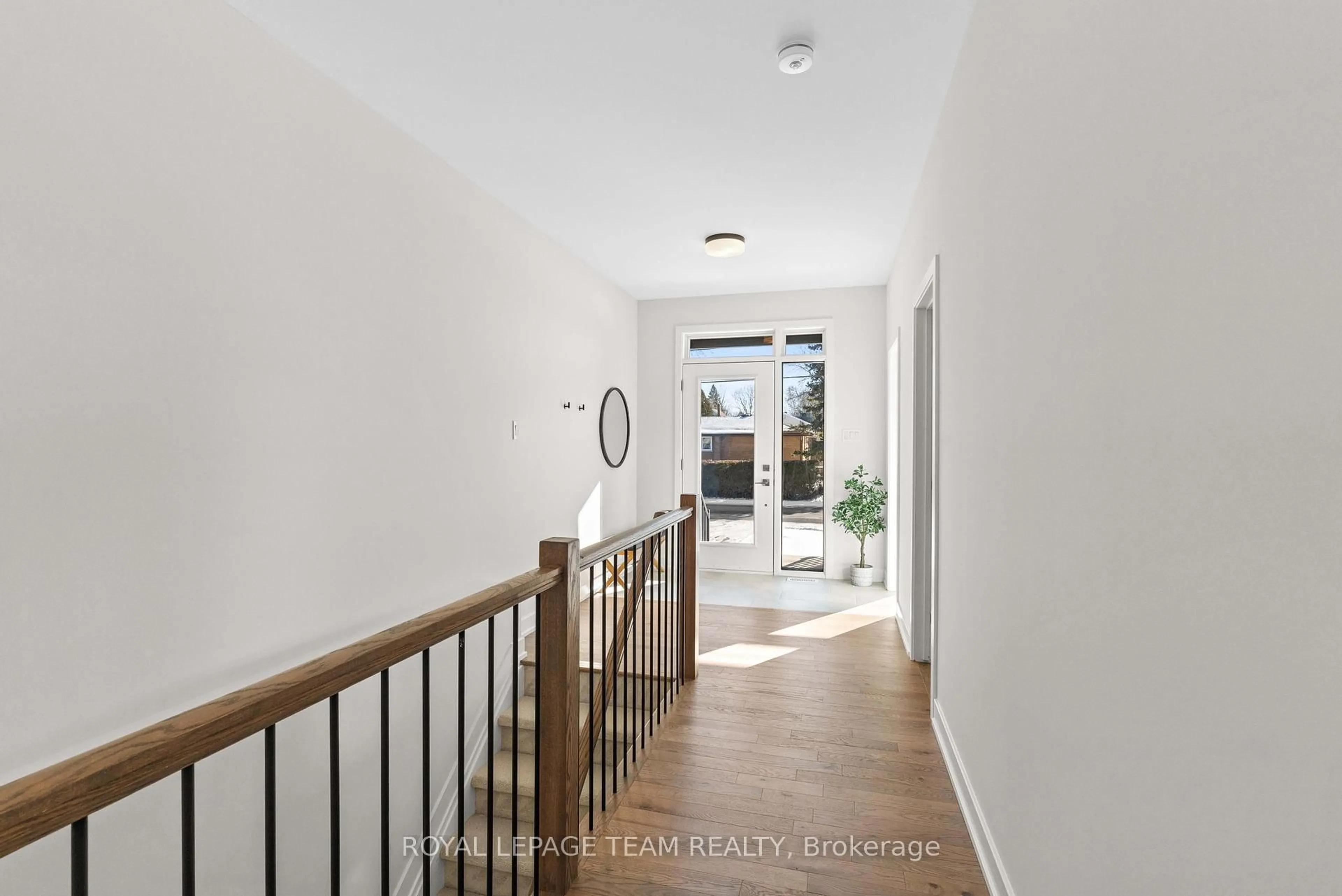 Indoor entryway for 1 Duke St, Brockville Ontario K6V 3J2
