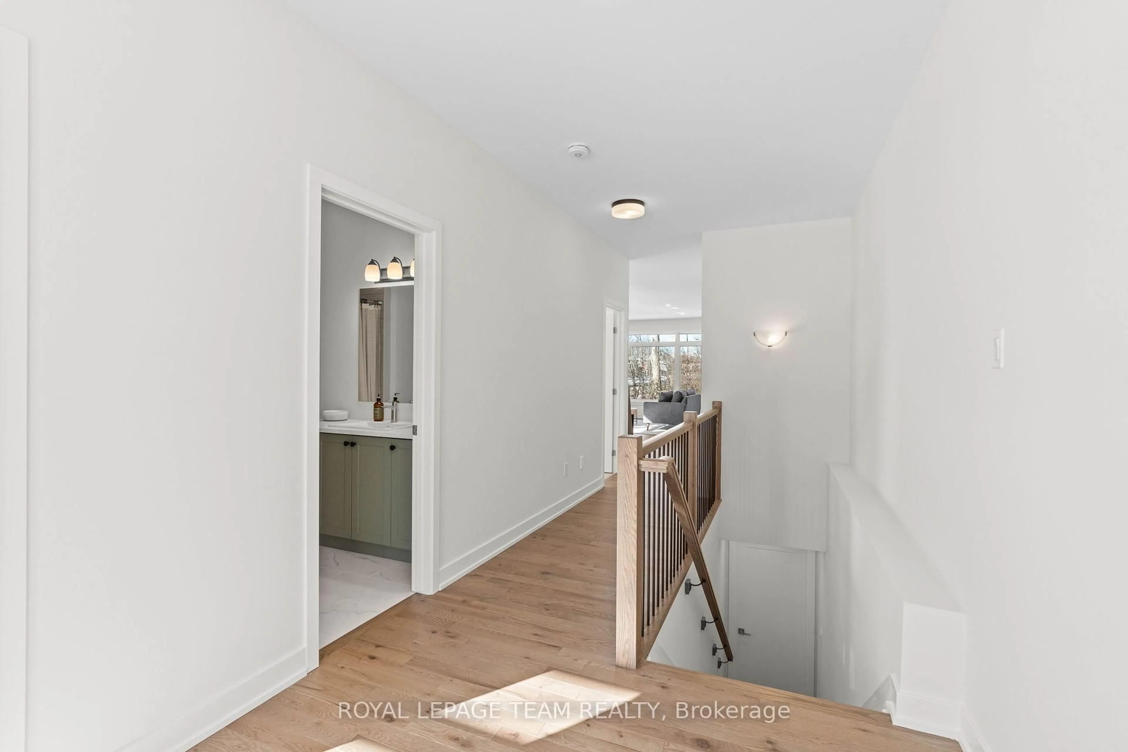 Indoor foyer for 1 Duke St, Brockville Ontario K6V 3J2