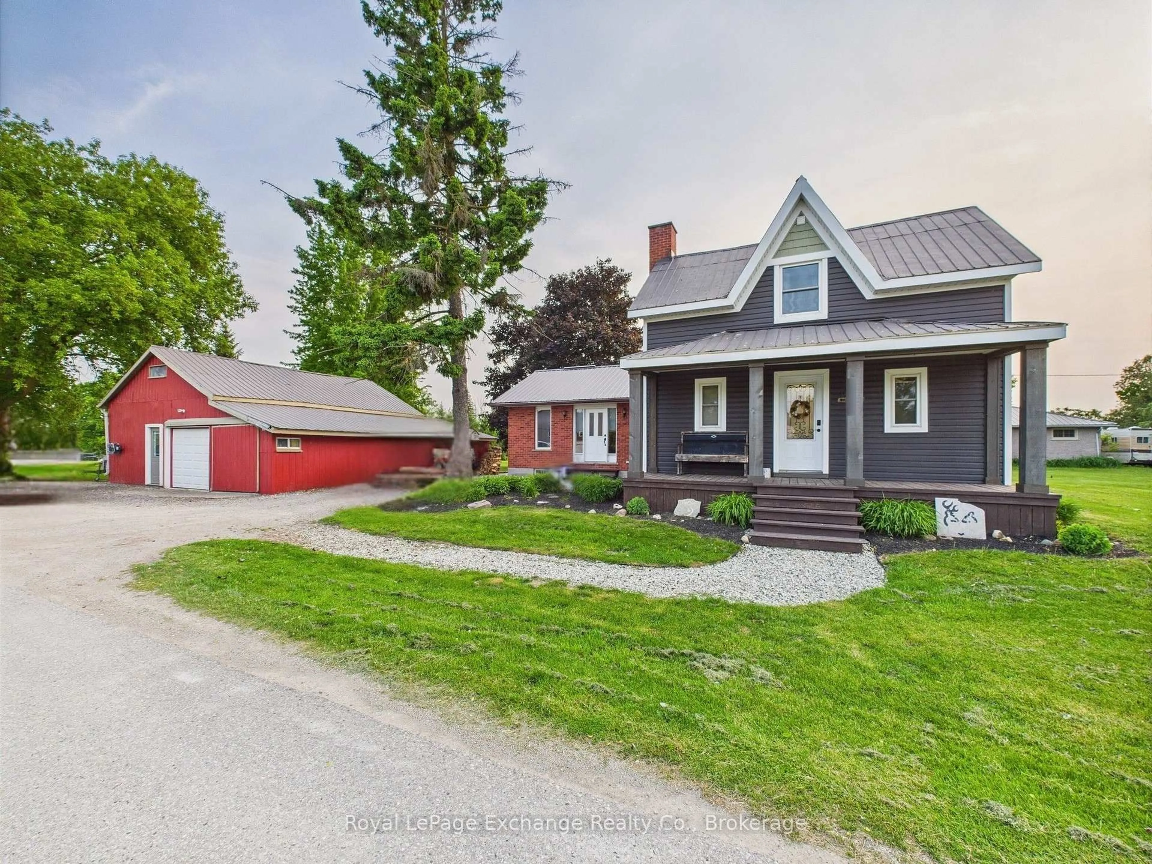 A pic from outside/outdoor area/front of a property/back of a property/a pic from drone, street for 2002 Maitland St, Howick Ontario N0G 1X0