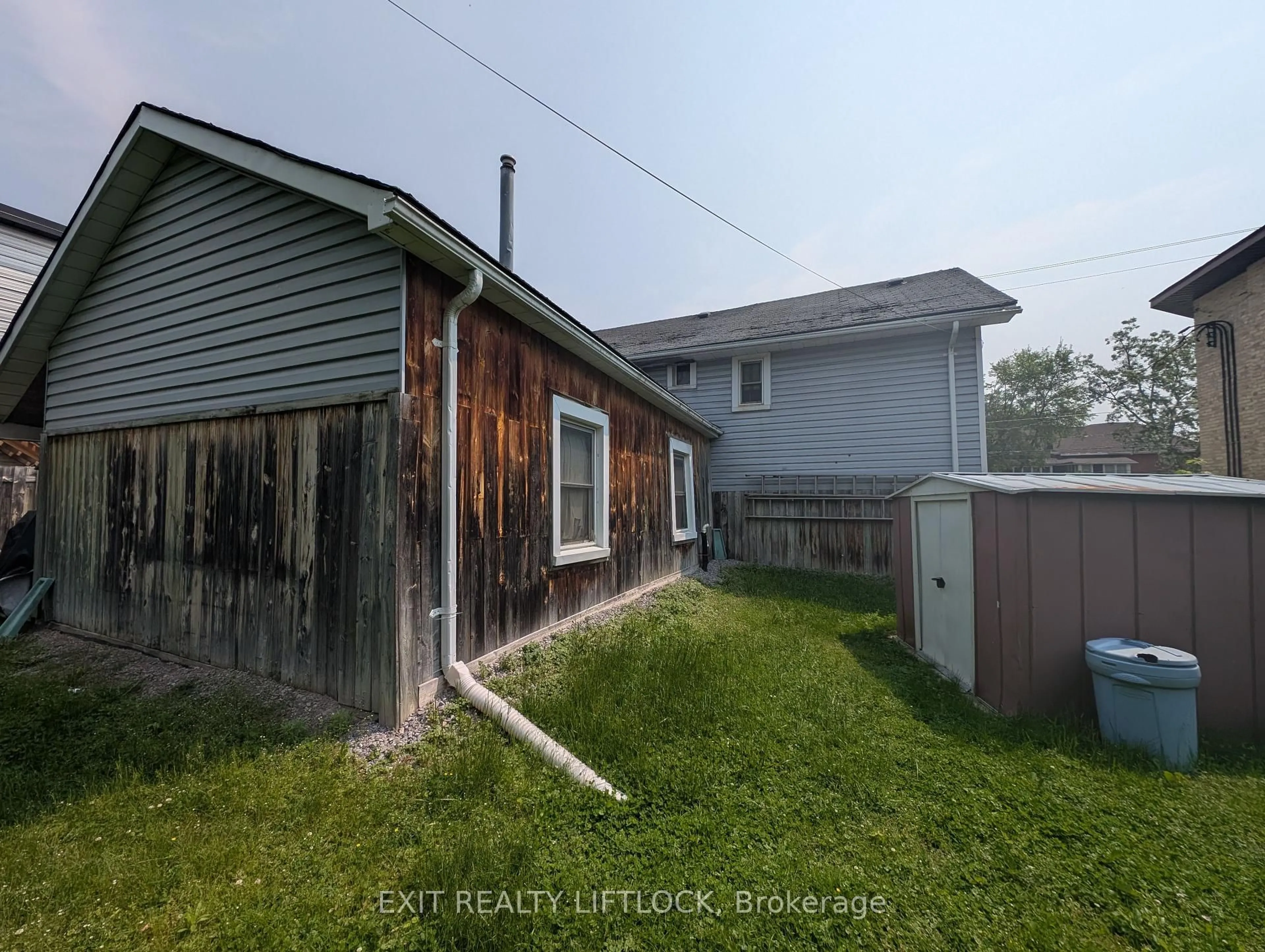 A pic from outside/outdoor area/front of a property/back of a property/a pic from drone, street for 413 Bethune St, Peterborough Central Ontario K9H 3Z1