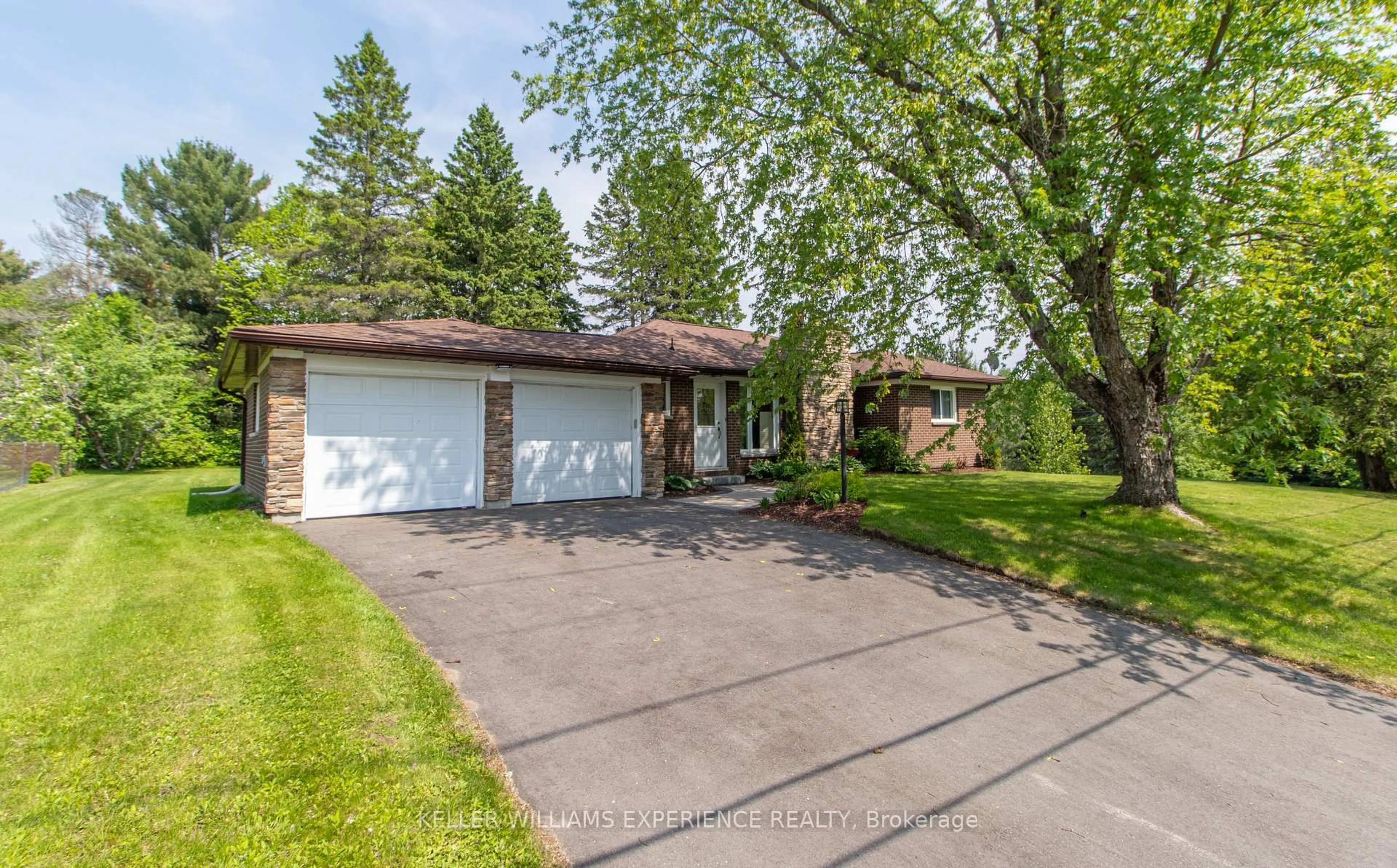 A pic from outside/outdoor area/front of a property/back of a property/a pic from drone, street for 27 Paget St, Sundridge Ontario P0A 1Z0