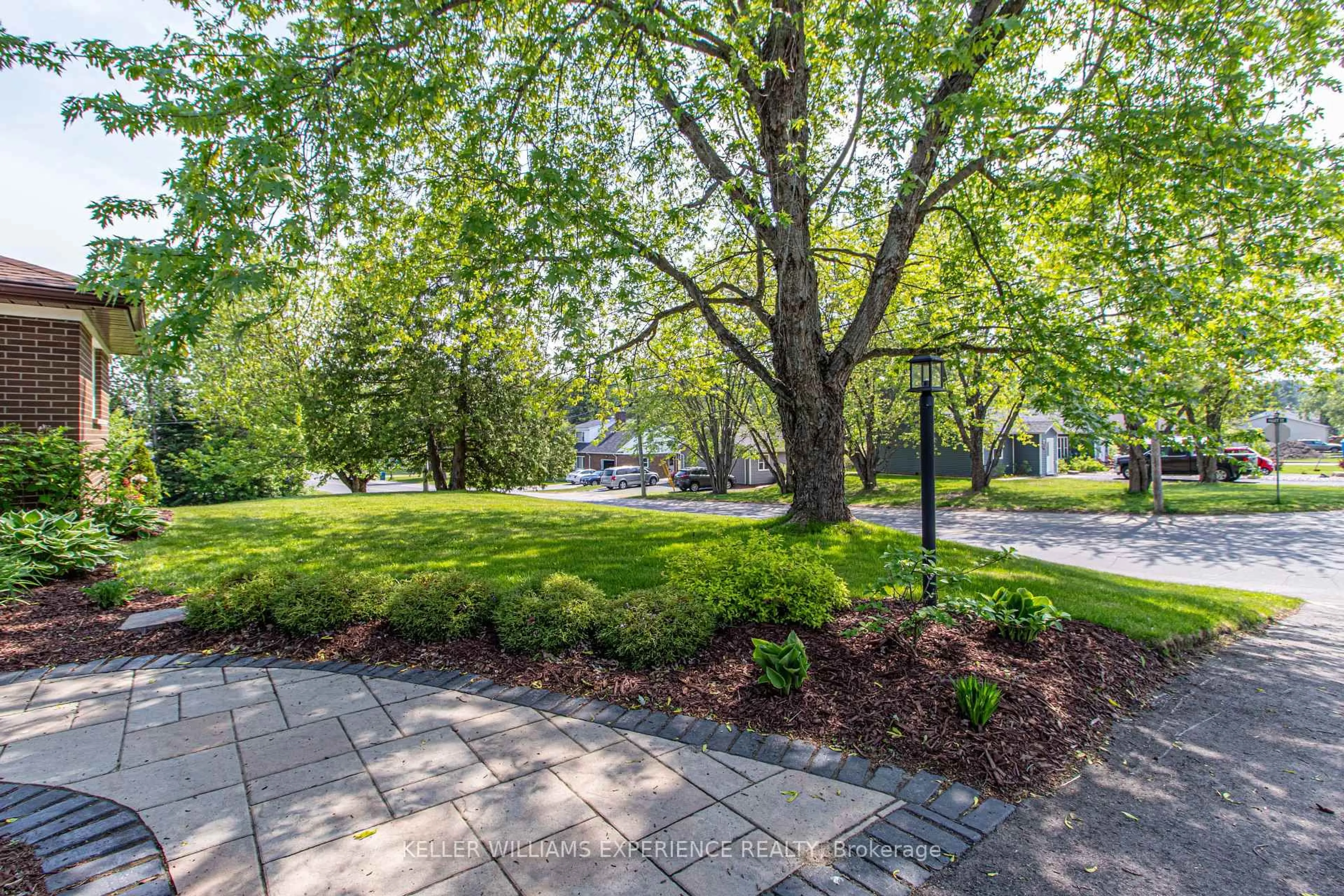 Patio, street for 27 Paget St, Sundridge Ontario P0A 1Z0