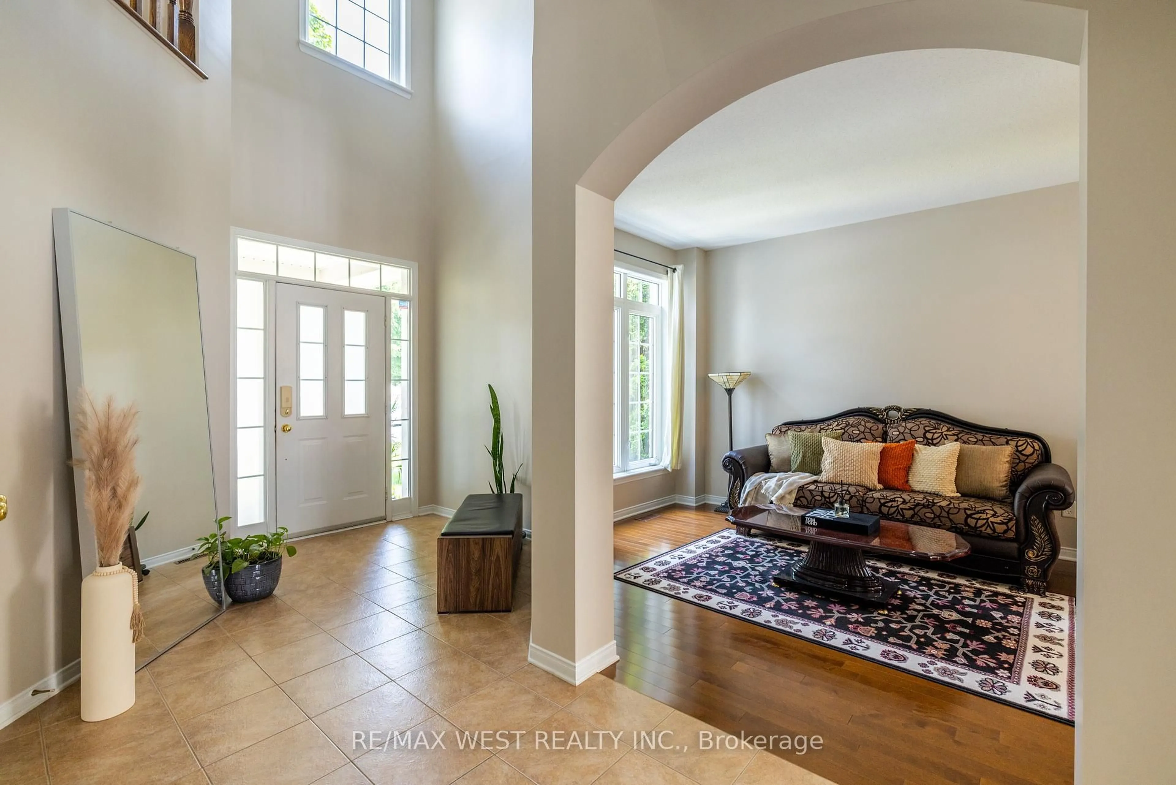 Indoor entryway for 214 Castlegarth Cres, Ottawa Ontario K2J 5N6