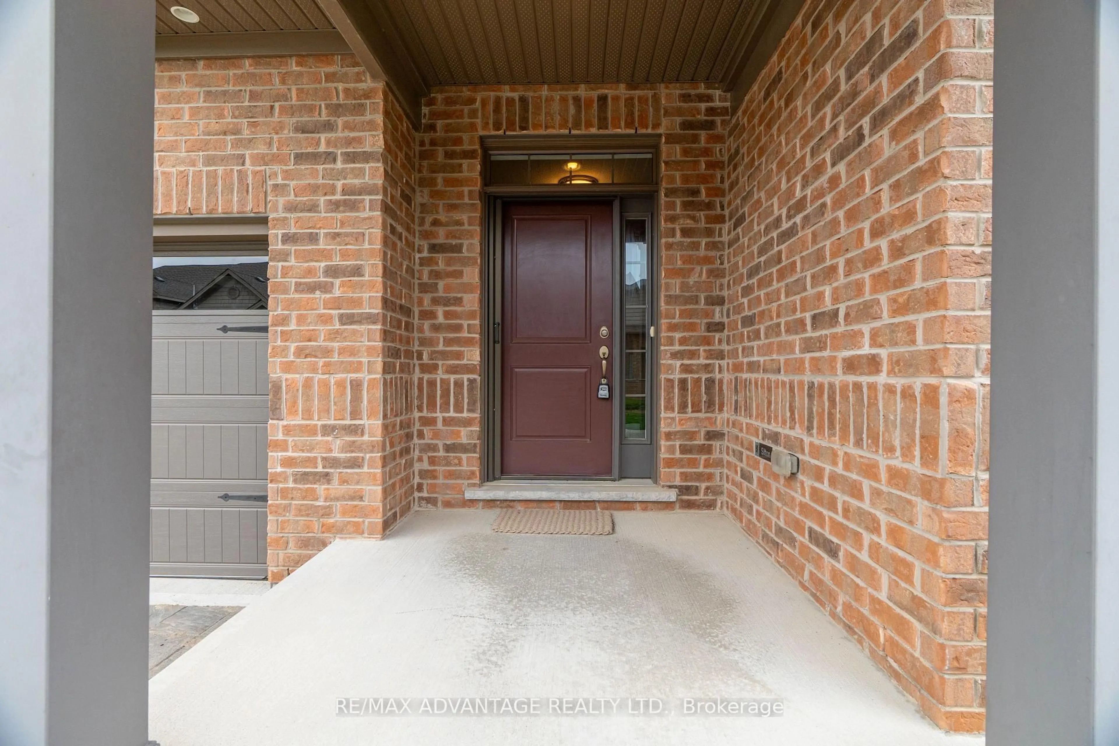 Indoor entryway for 1800 Sumac Way #27, London South Ontario N6K 0G1